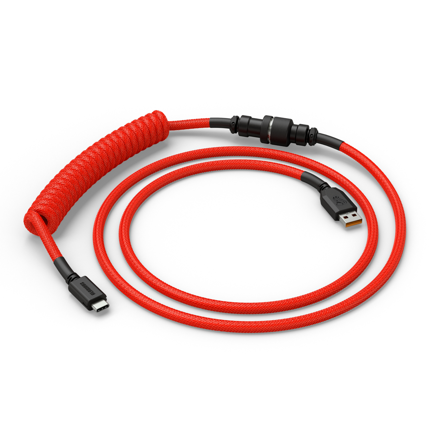 Un cavo rosso a spirale per tastiera è su una superficie bianca. Ha connettori USB-C e USB. Il cavo è per lo più rosso e a spirale.