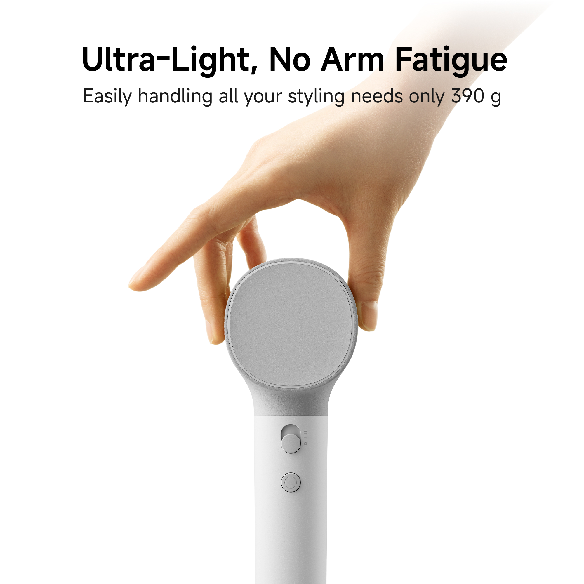 Eine Hand hält ein weiß-graues Styling-Tool. Text: Ultra-Light, No Arm Fatigue.
