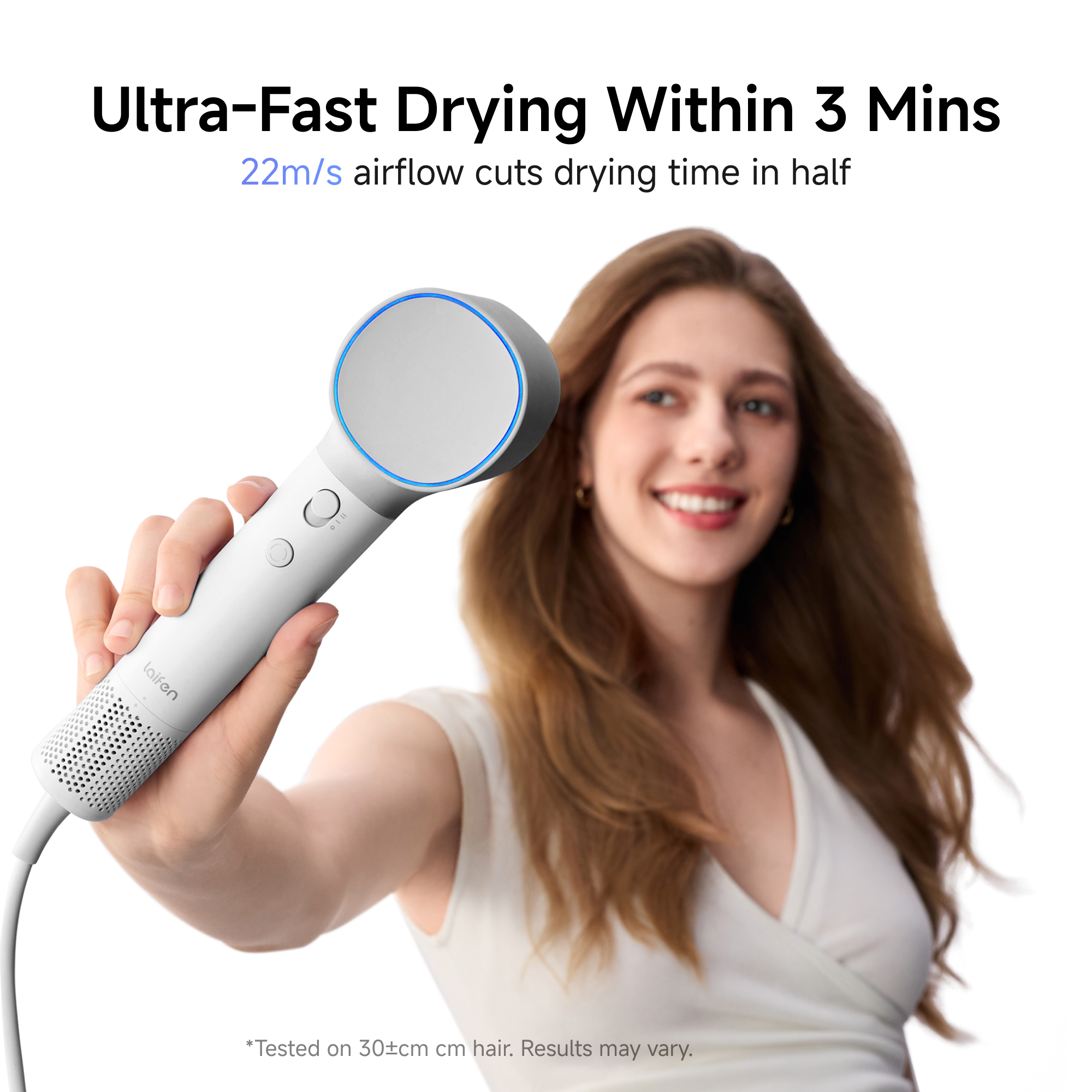 Eine Frau hält einen weißen Haartrockner. Der Text lautet Ultra-Fast Drying. Der Hintergrund ist weiß.