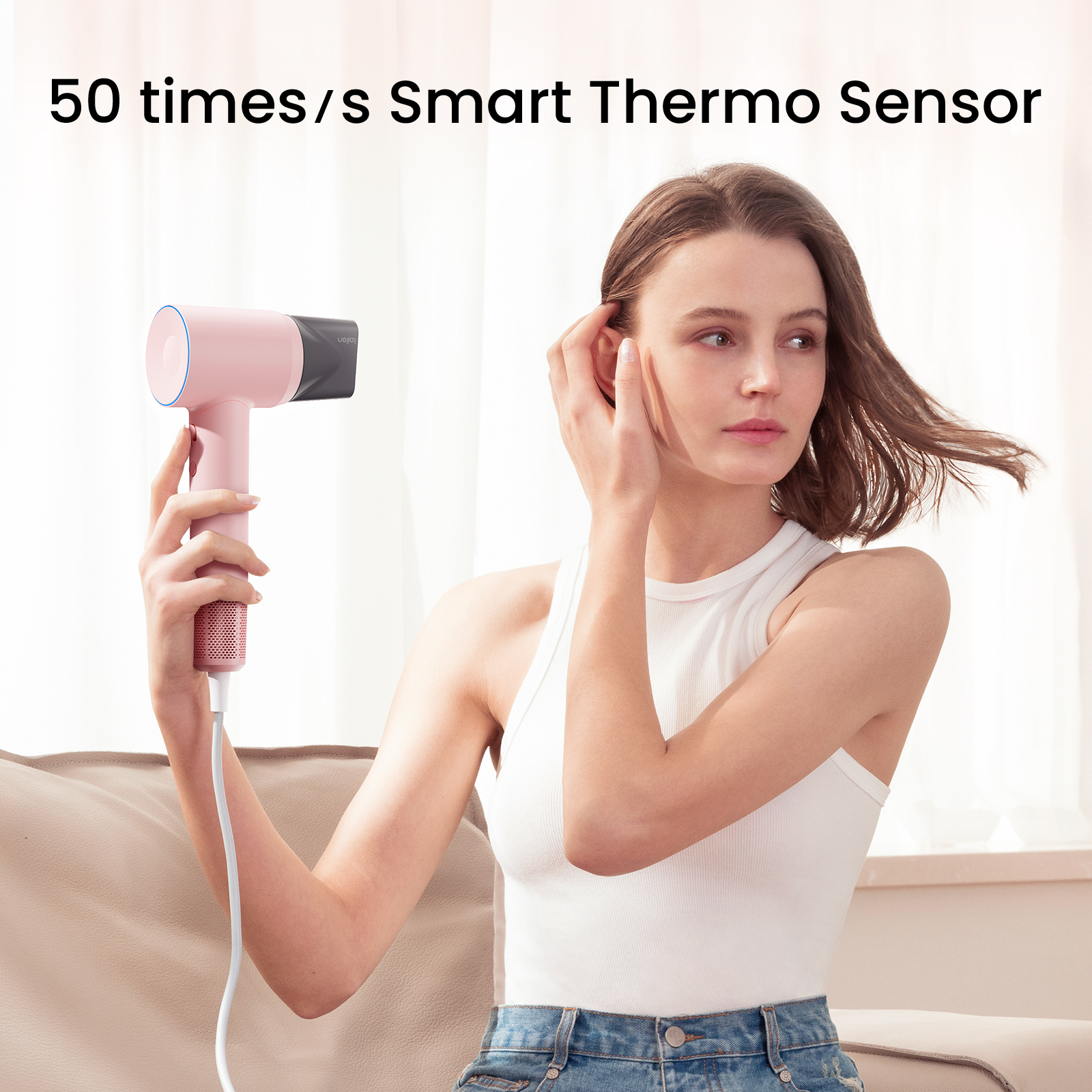 Eine Frau hält einen rosa Haartrockner und berührt ihr Haar. Der Text lautet: 50 Mal/s Smart Thermo Sensor.