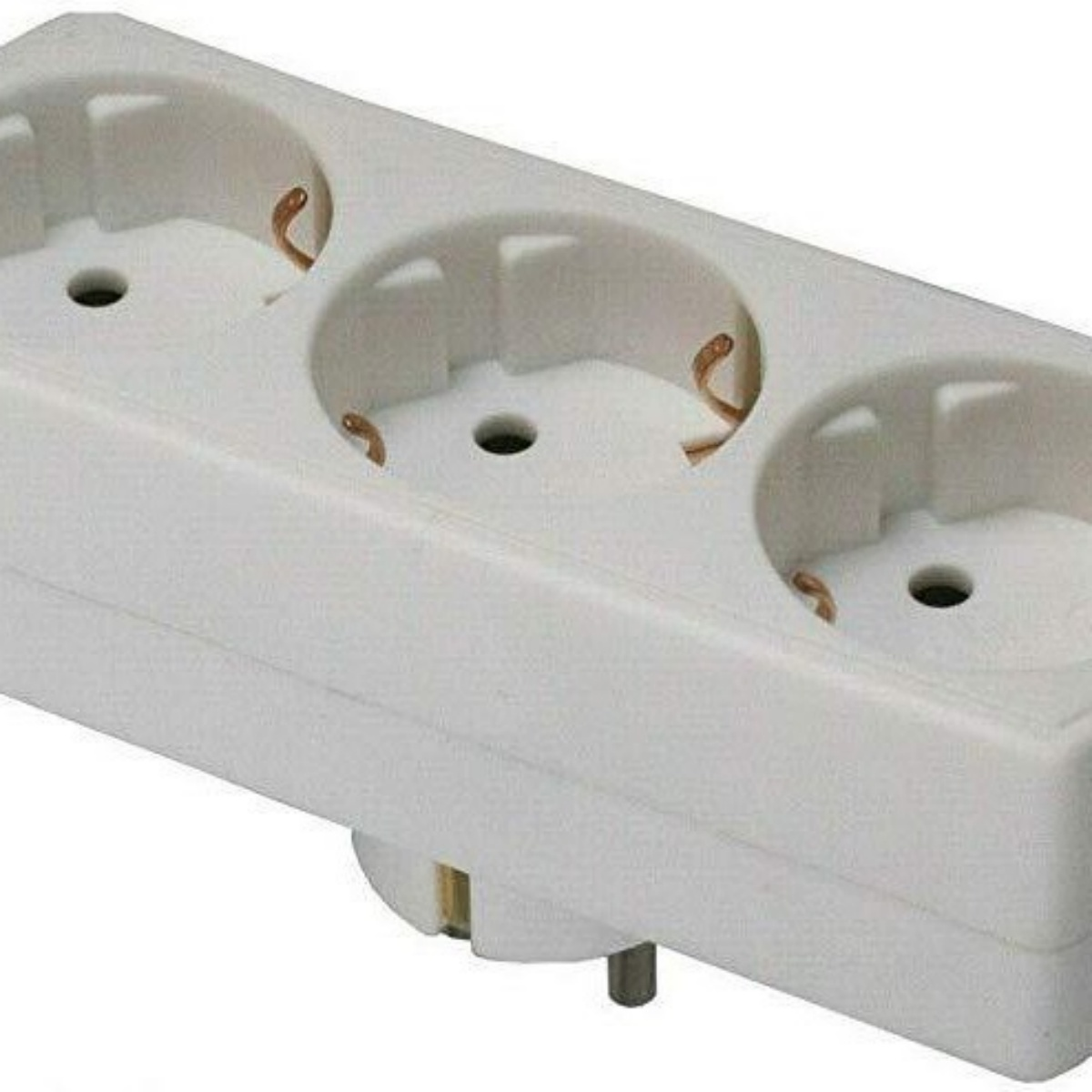 Eine weiße Dreifachsteckdose mit drei Steckdosen und einem Stecker. Sichtbare Kupferverdrahtung in den Steckdosen.