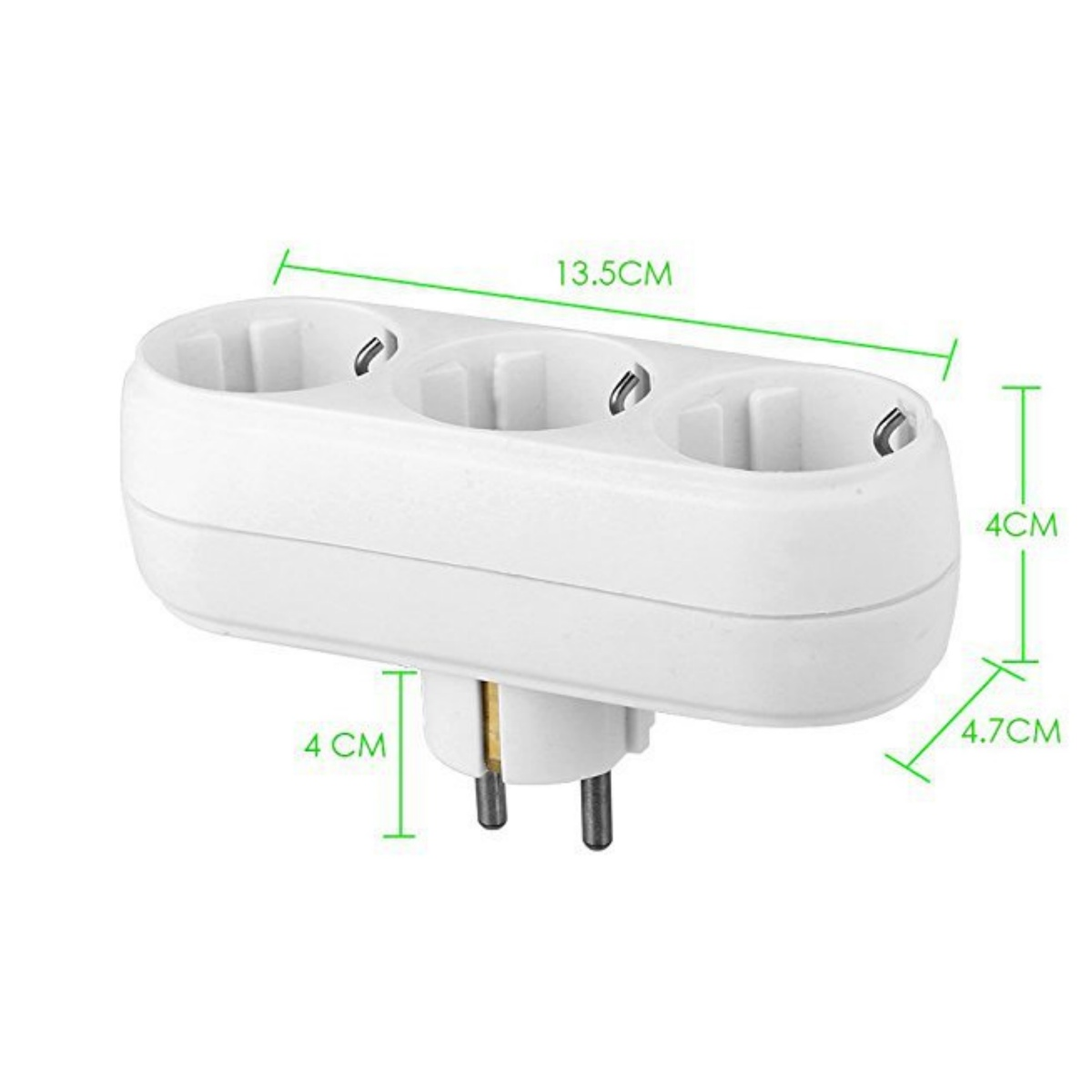 Ein weißer dreifacher Elektrosteckeradapter. Abmessungen: 13,5 cm, 4 cm und 4,7 cm. Der Stecker hat zwei Stifte.