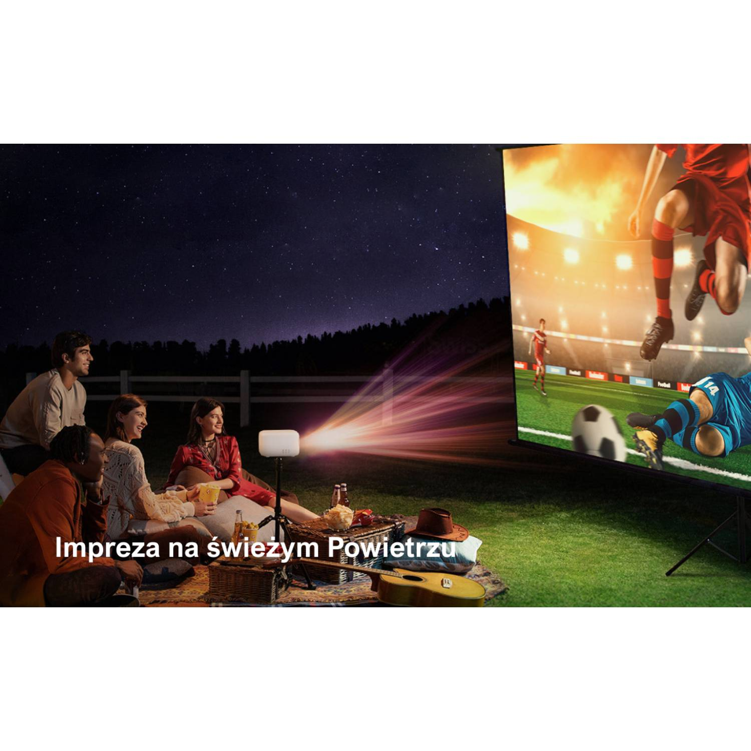 Ludzie oglądają piłkę nożną na ekranie na zewnątrz w nocy. Projektor świeci światłem. Na niebie są gwiazdy.