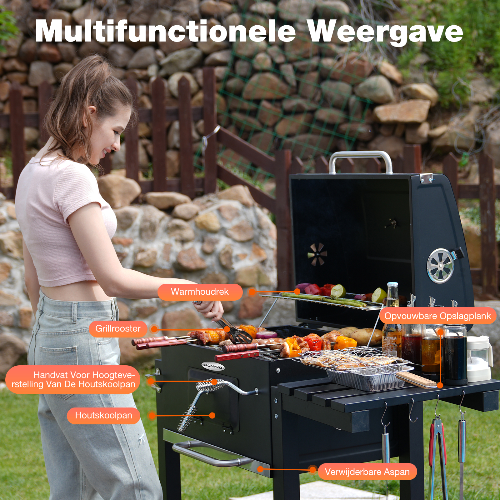 Une femme fait griller des aliments sur un barbecue noir extérieur. Il dispose d'une grille chauffante, d'une étagère latérale et d'une poignée pour régler le bac à charbon.