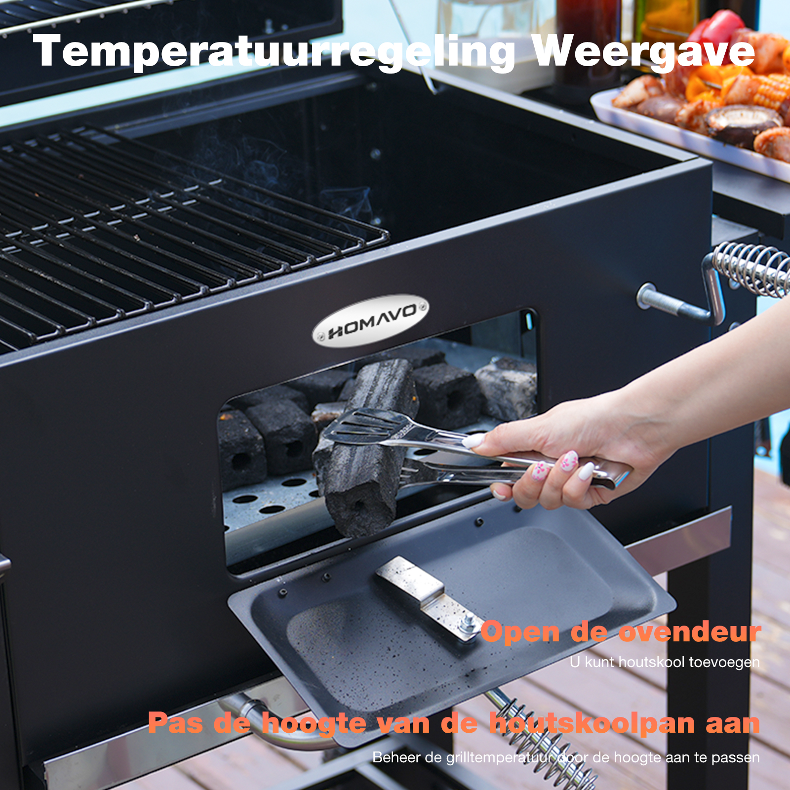 Une personne utilise des pinces pour placer du charbon de bois dans un barbecue noir. Le barbecue a un couvercle ouvert et un plateau.