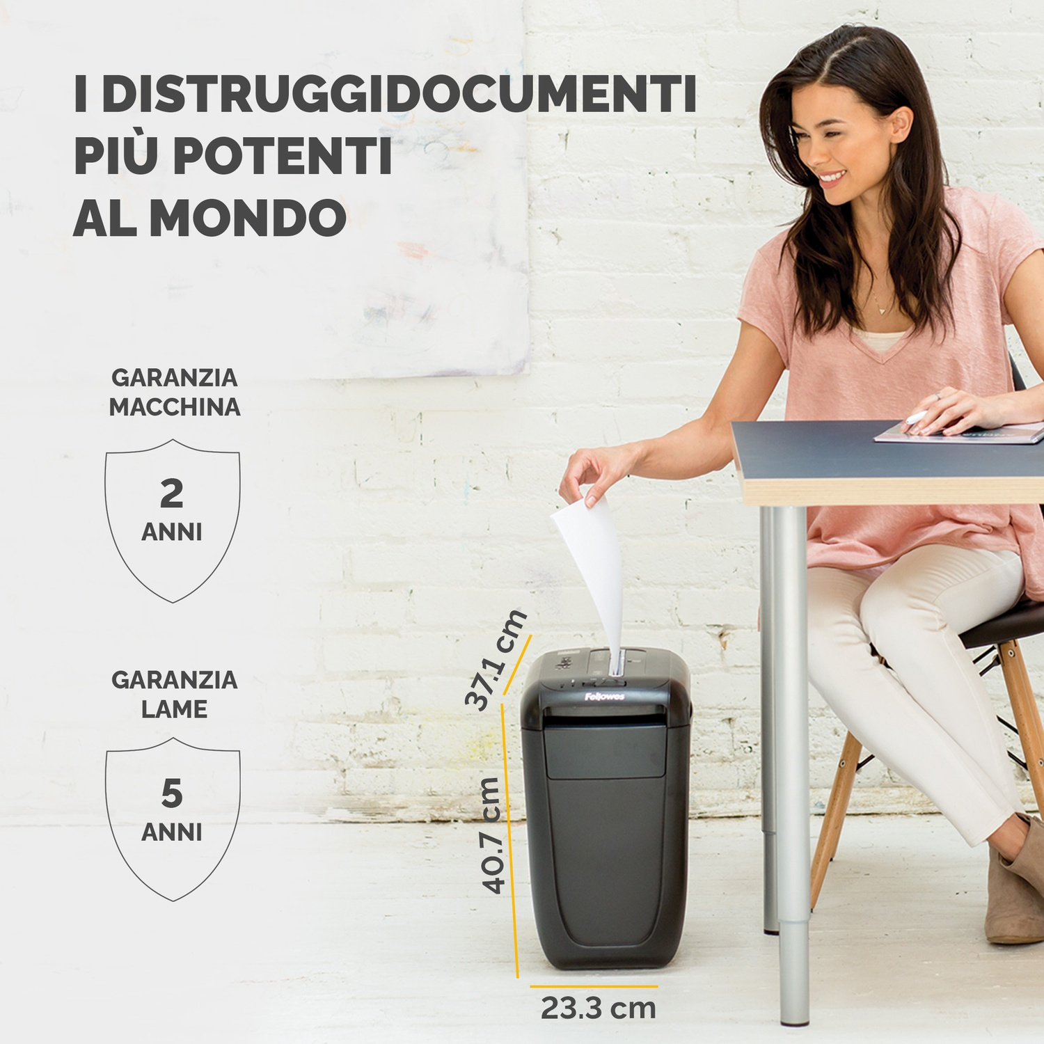 Kobieta wkłada papier do niszczarki. Tekst: "I DISTRUGGIDOCUMENTI PIÙ POTENTI AL MONDO". Pokazano szczegóły gwarancji.