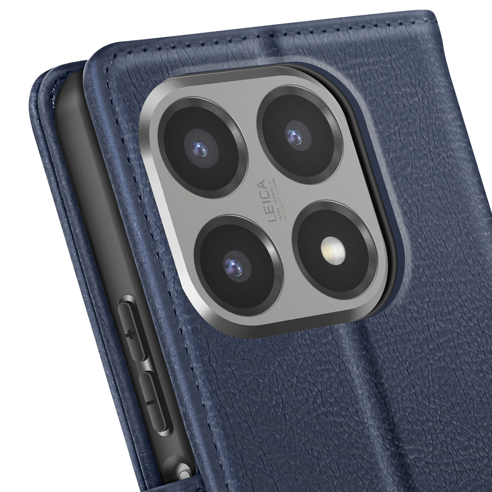 Primo piano di un telefono in una custodia di pelle blu. Il modulo fotocamera del telefono è visibile, con quattro lenti.