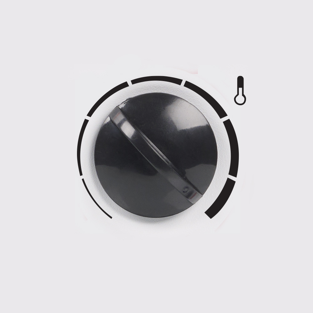 Close-up van een zwarte bedieningsknop met een temperatuursymbool. De knop is rond en heeft een gebogen lijn met markeringen.