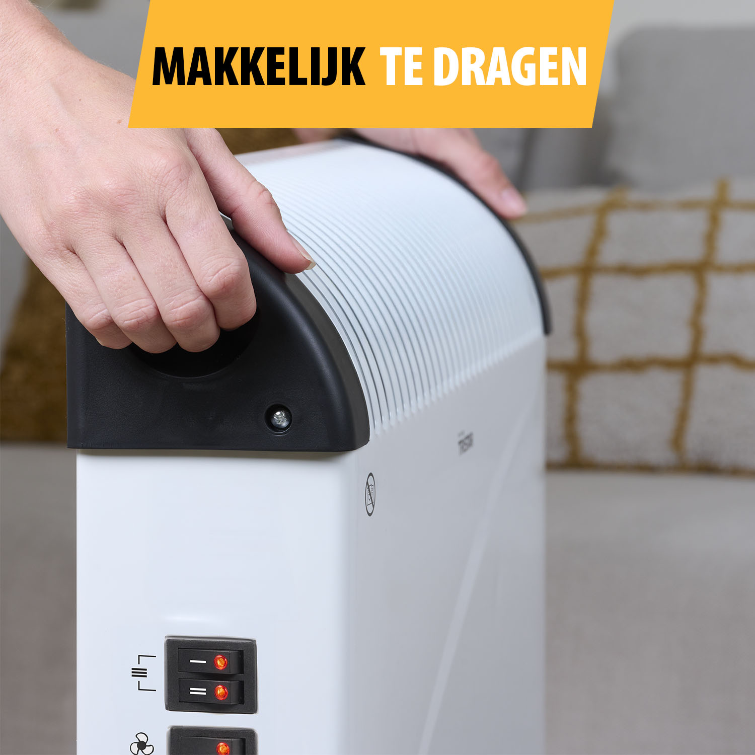 Osoba trzyma biały grzejnik z czarnym uchwytem. Tekst 'Makkelijk te dragen'. Widoczne przełączniki. Tło: kanapa.