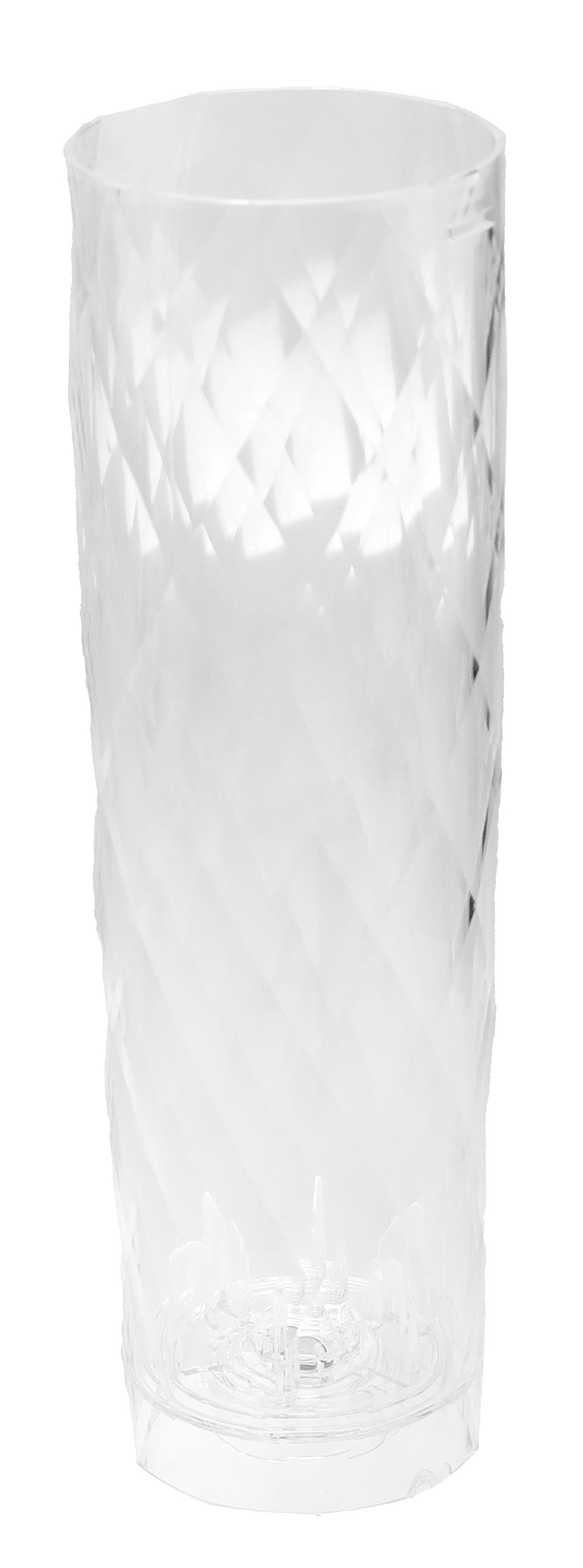 Ein klares, strukturiertes Glas mit einem Rautenmuster. Der Boden hat ein Blumendesign.