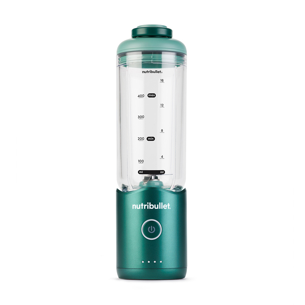 Een groene Nutribullet blender met een transparante container. Het heeft een aan/uit-knop en volumemarkeringen. De achtergrond is wit.