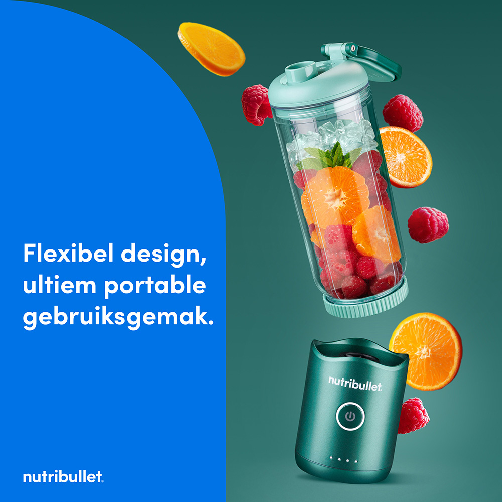 Een blender met fruit erin, en wat fruit dat rondzweeft. Ook een groene blender basis en tekst op een blauwe achtergrond.