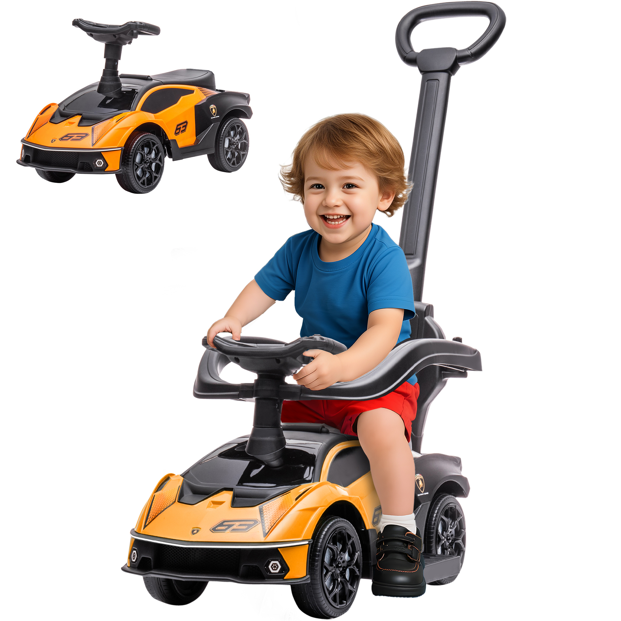 Un bambino sorridente è seduto su un'auto giocattolo gialla e nera. L'auto ha un manico. Un'altra auto è a sinistra.