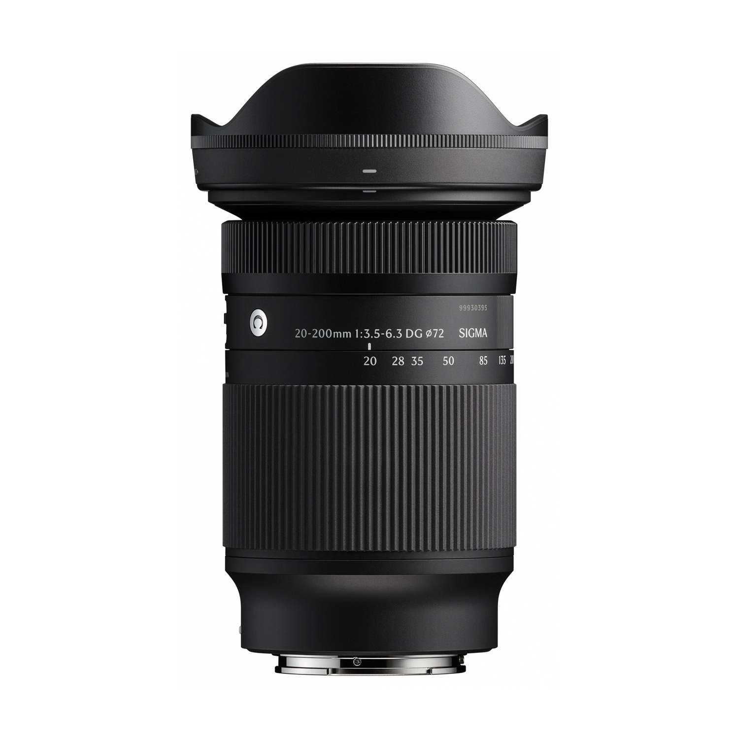 Un objetivo Sigma 20-200mm negro con parasol. El objetivo tiene marcas de distancias focales y ajustes de apertura.