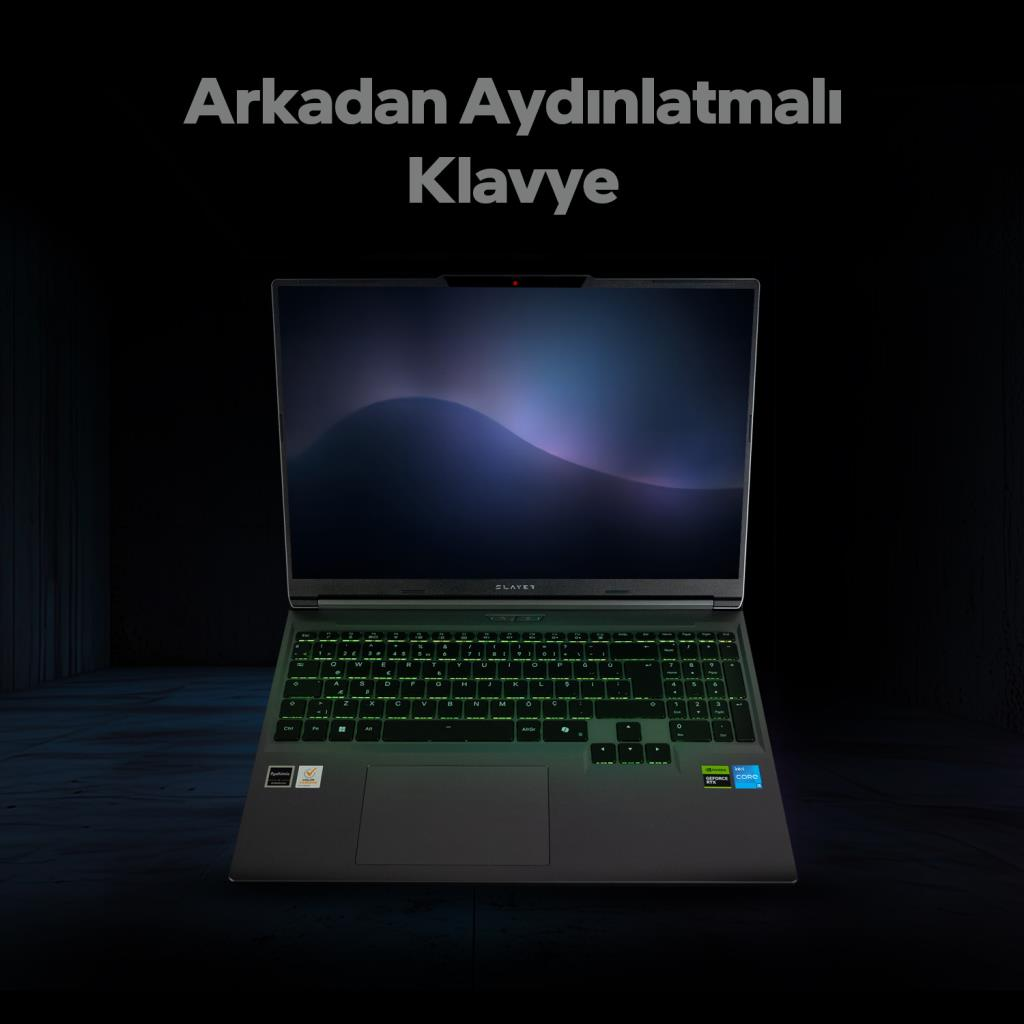 Arkadan aydınlatmalı klavyeli bir dizüstü bilgisayar sergileniyor. Klavye yeşil parlıyor ve ekran koyu mavi ve mor bir tasarım gösteriyor.