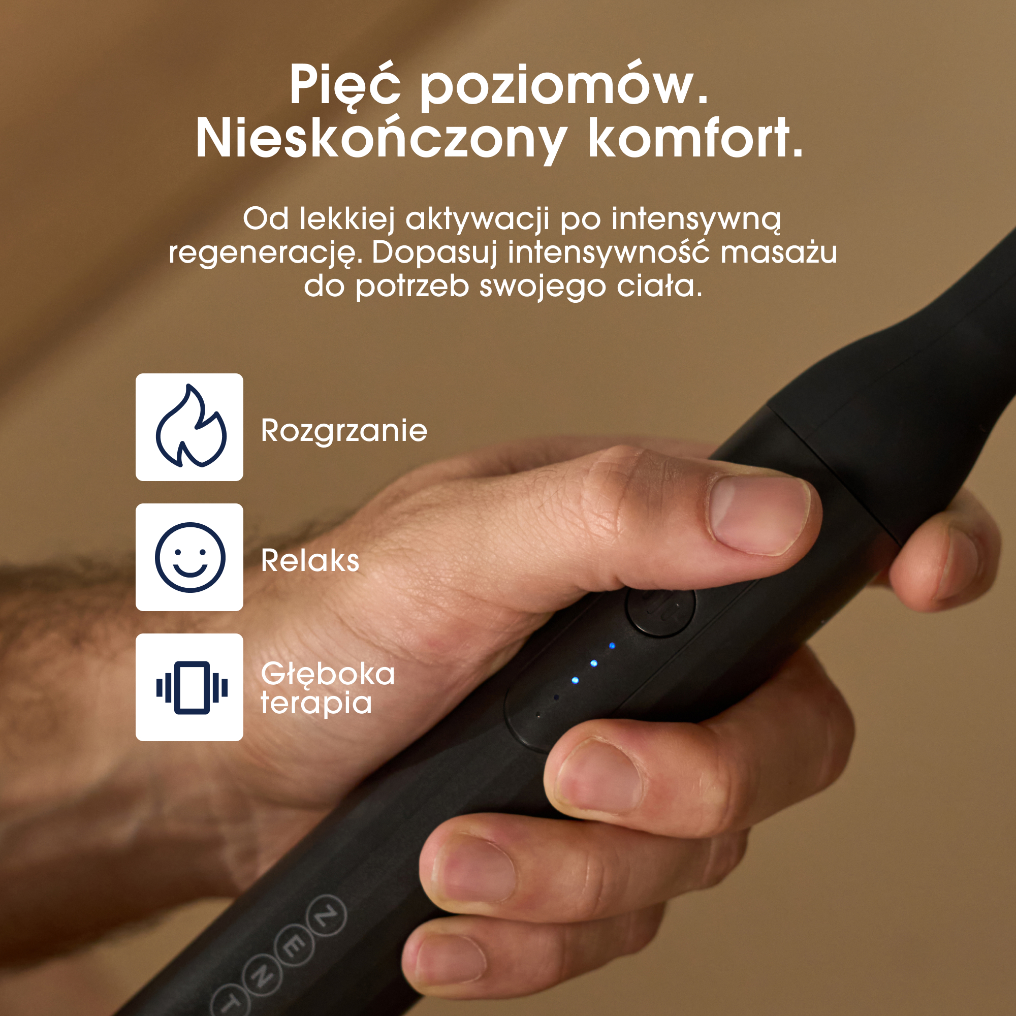 Dłoń trzyma czarne urządzenie do masażu z niebieskimi światłami. Tekst powyżej: 'Pięć poziomów. Nieskończony komfort'.