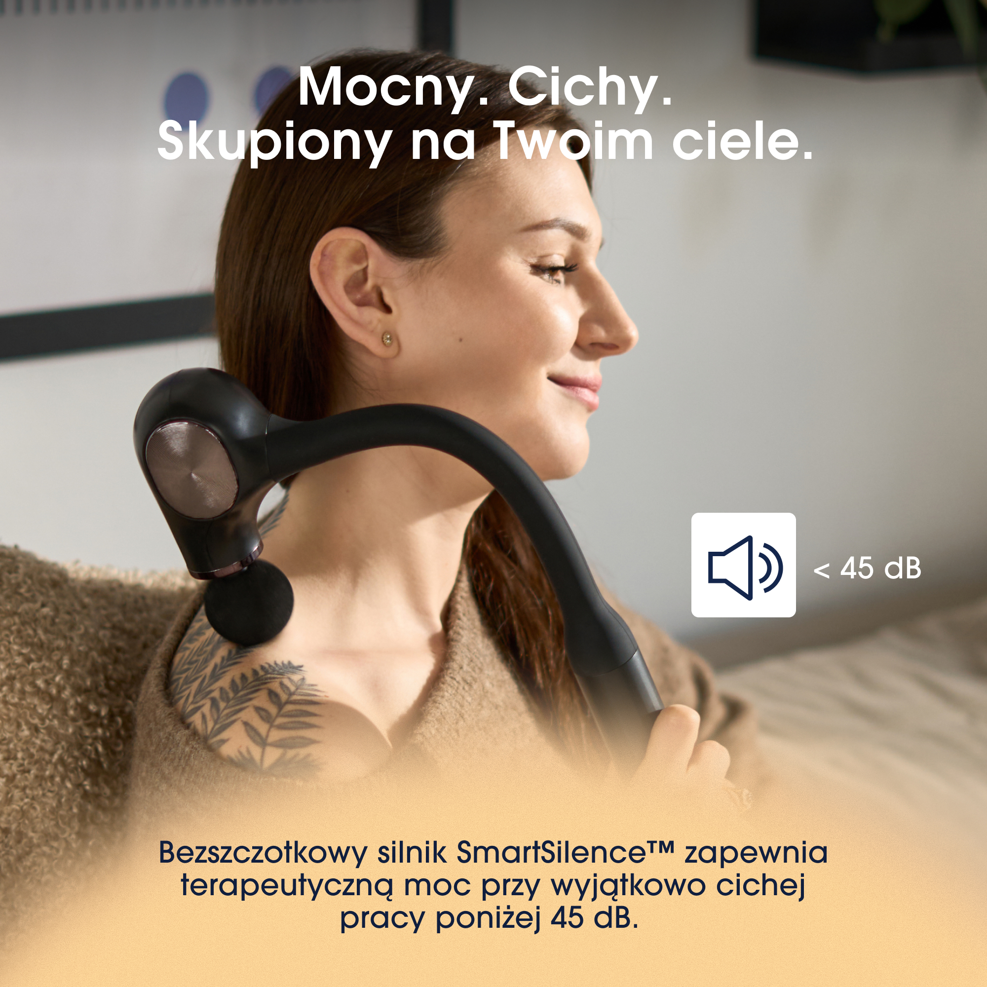Kobieta używa czarnego masażera do szyi. Ma okrągłą głowicę, a poziom hałasu jest poniżej 45 dB. Widoczny jest tekst w języku polskim.