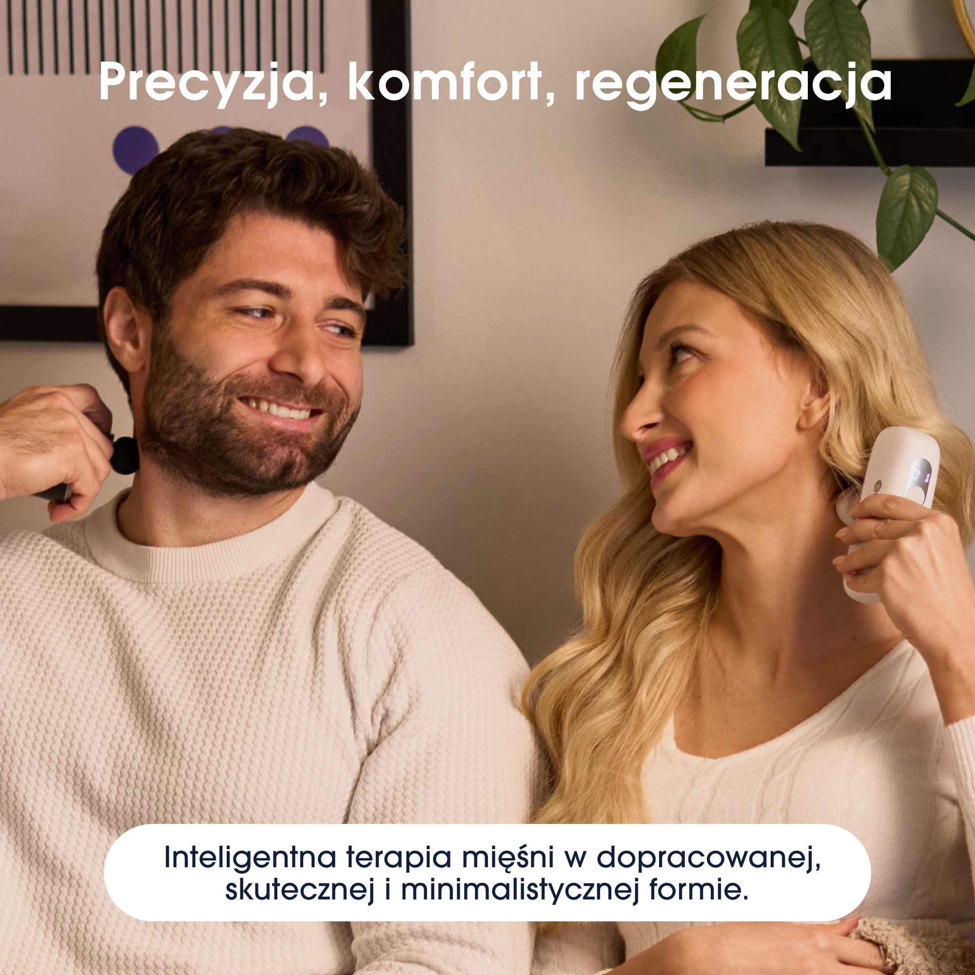 Mężczyzna i kobieta używają urządzeń do terapii mięśni. Oboje się uśmiechają. Tło obejmuje rośliny i tekst.