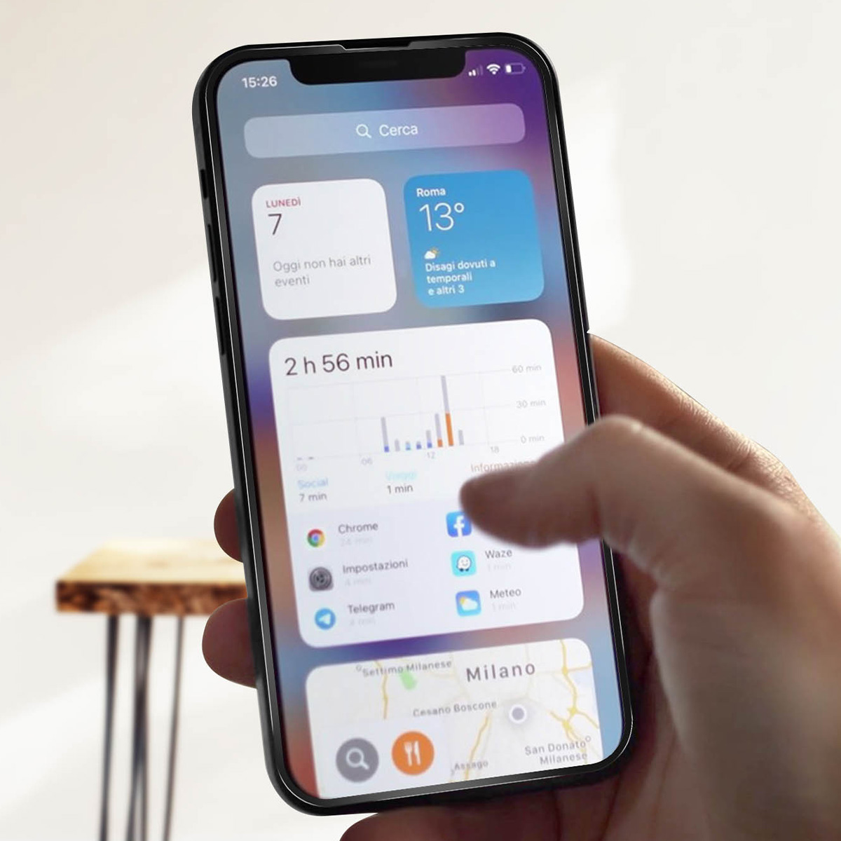 Une main tient un téléphone affichant l'écran d'accueil. Des widgets montrent la météo à Rome, les événements du calendrier et les statistiques d'utilisation des apps. Table en bois en arrière-plan.
