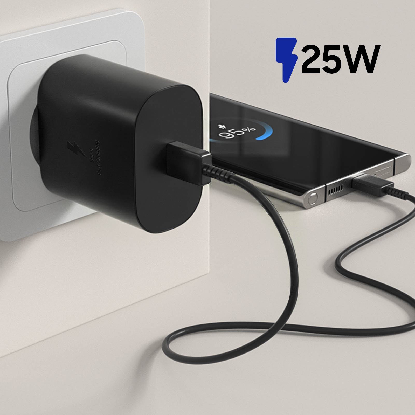 Telefon jest ładowany czarną ładowarką. Telefon pokazuje 95% naładowania. Tekst 25W w tle.