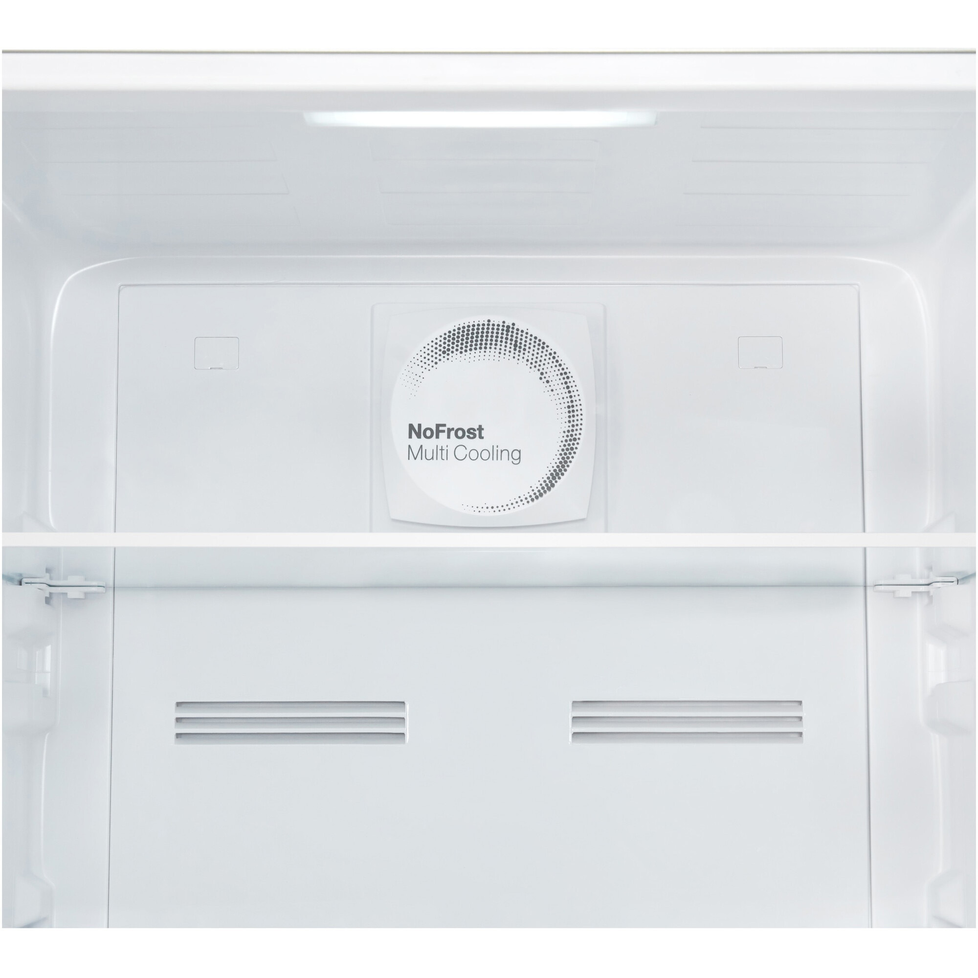 Binnenkant van een witte koelkast. Het heeft een lamp en een 'NoFrost Multi Cooling' paneel.