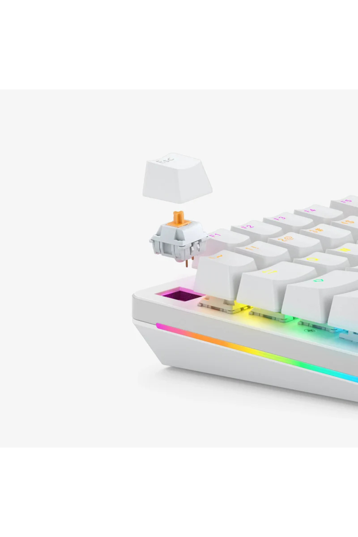 Tuş başlığı çıkarılmış, anahtarın göründüğü beyaz mekanik bir klavye. Klavyenin alt kenarında RGB aydınlatma var.