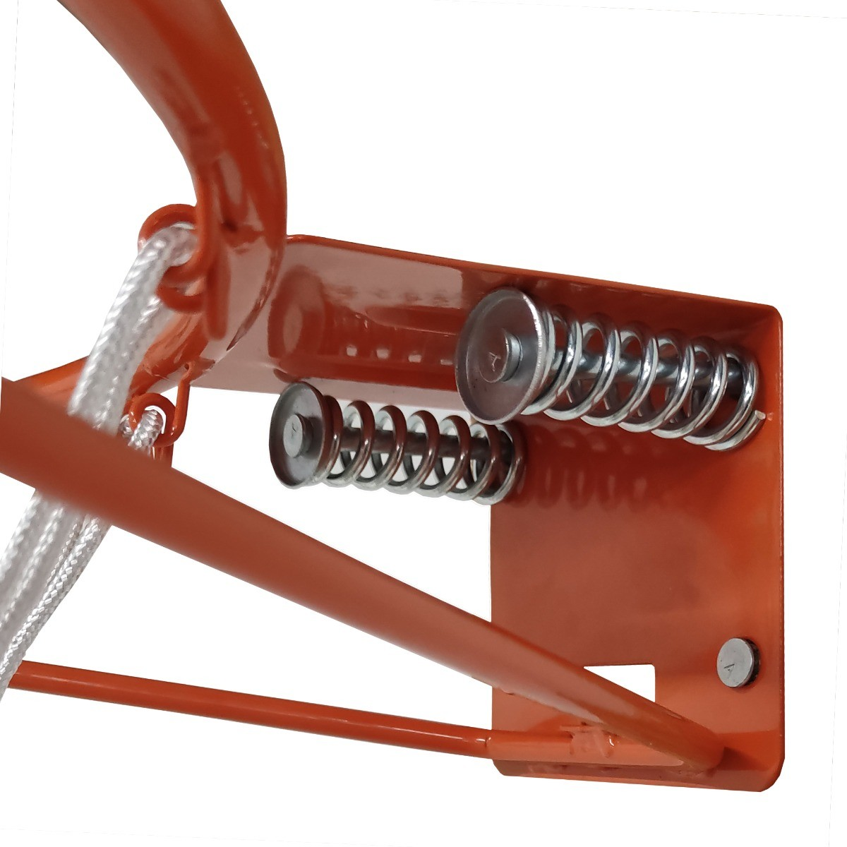 Close-up van de oranje metalen structuur van een basketbalring met veren en touwnetbevestigingen tegen een witte achtergrond.