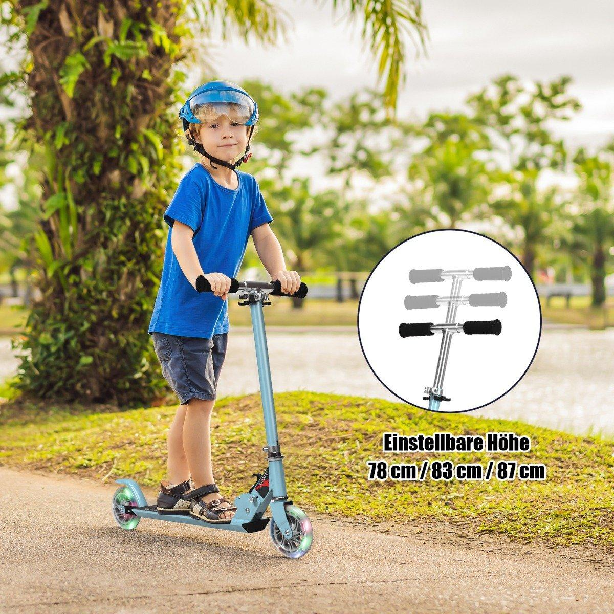 Un niño con camisa y casco azules monta un patinete azul claro en un sendero. Hay árboles y un lago de fondo.