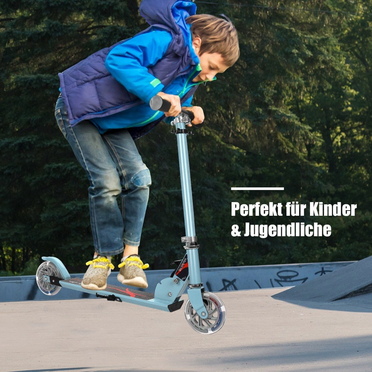 Un niño anda en un scooter azul claro sobre una superficie de concreto. Lleva una chaqueta azul y vaqueros. El fondo son árboles verdes borrosos.