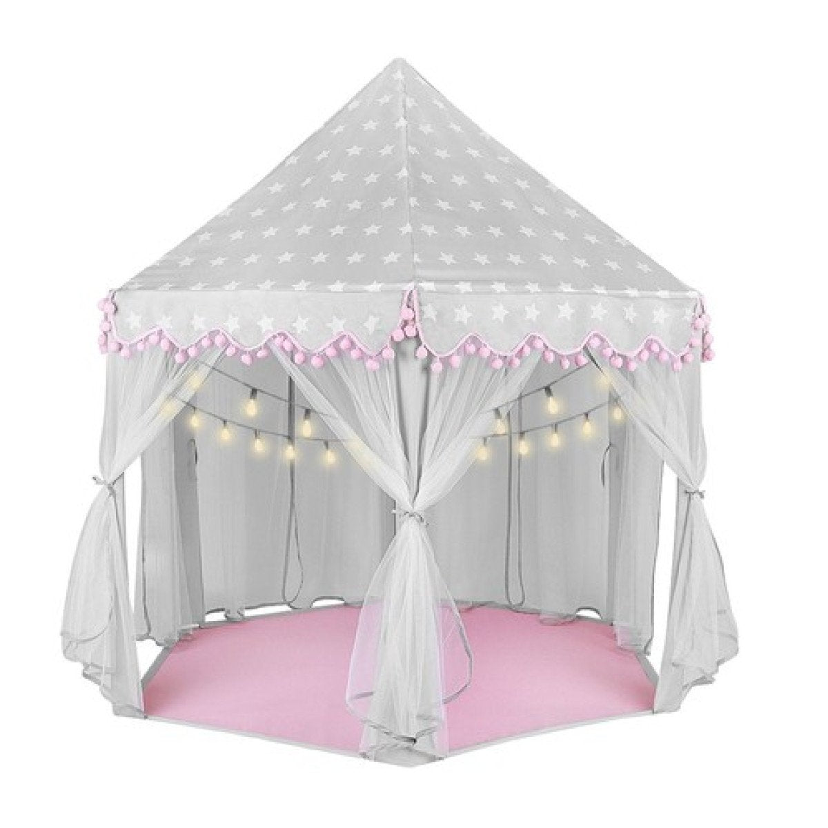 Una tenda da gioco grigia con stelle bianche e pompon rosa. Ha tende bianche e un pavimento rosa. All'interno ci sono luci a stringa.