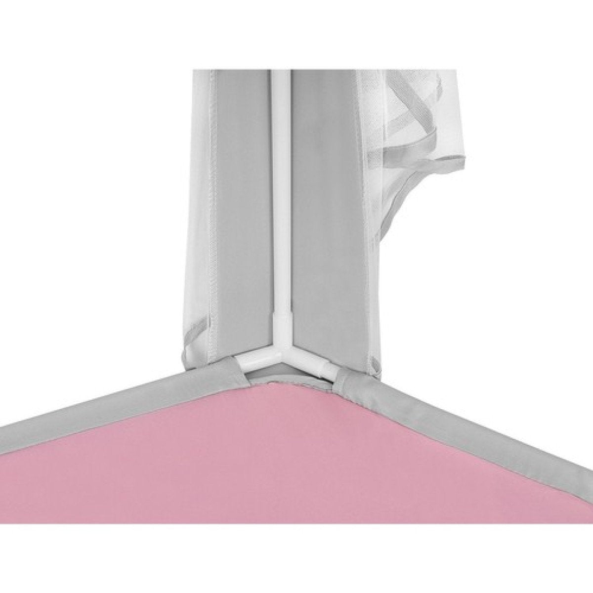Primo piano di una tenda da gioco rosa. Bordi in tessuto grigio incorniciano l'interno rosa. Pali di supporto bianchi.