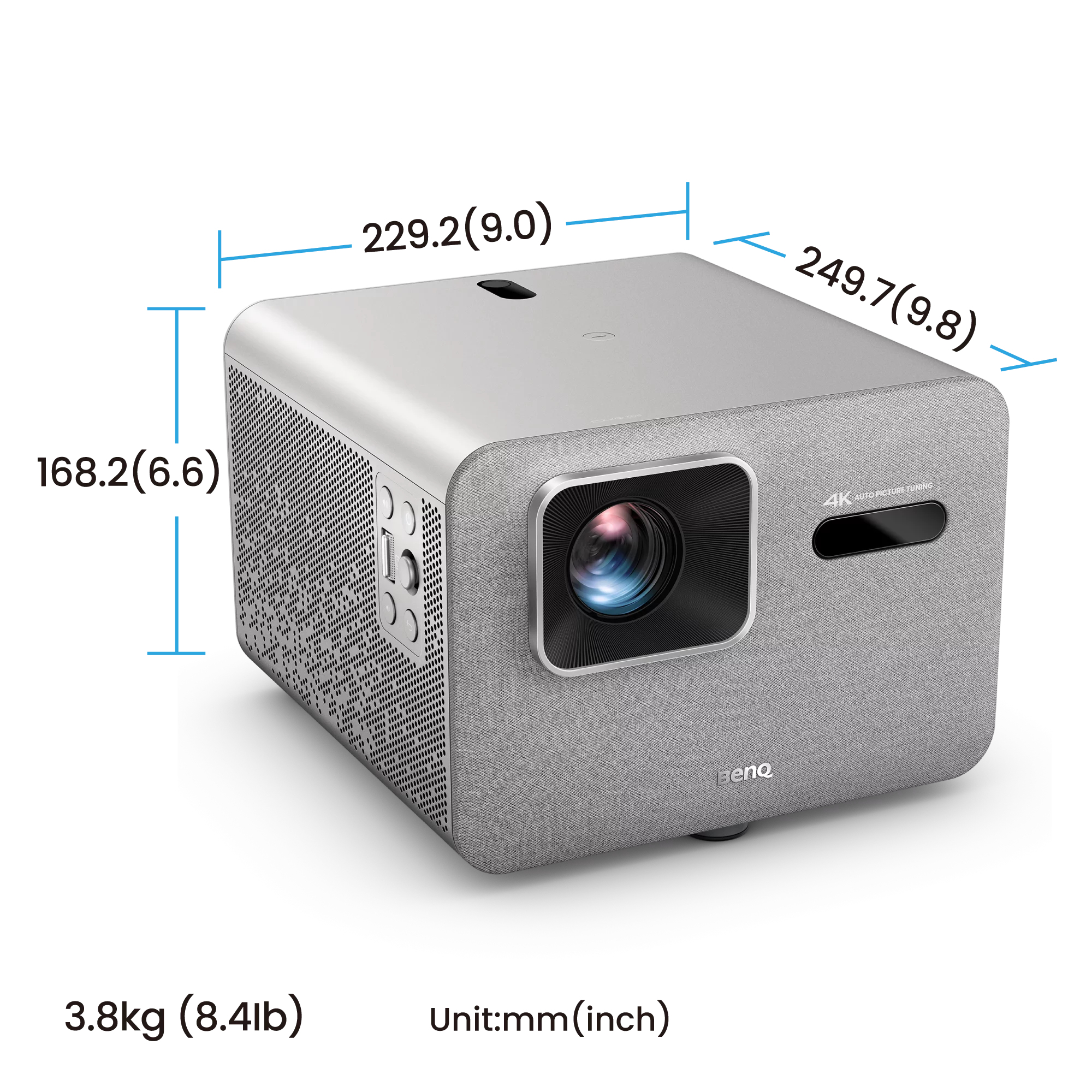 Un projecteur BenQ 4K gris. Les dimensions sont affichées avec des lignes et des chiffres bleus. Le projecteur a une lentille et un panneau de commande.