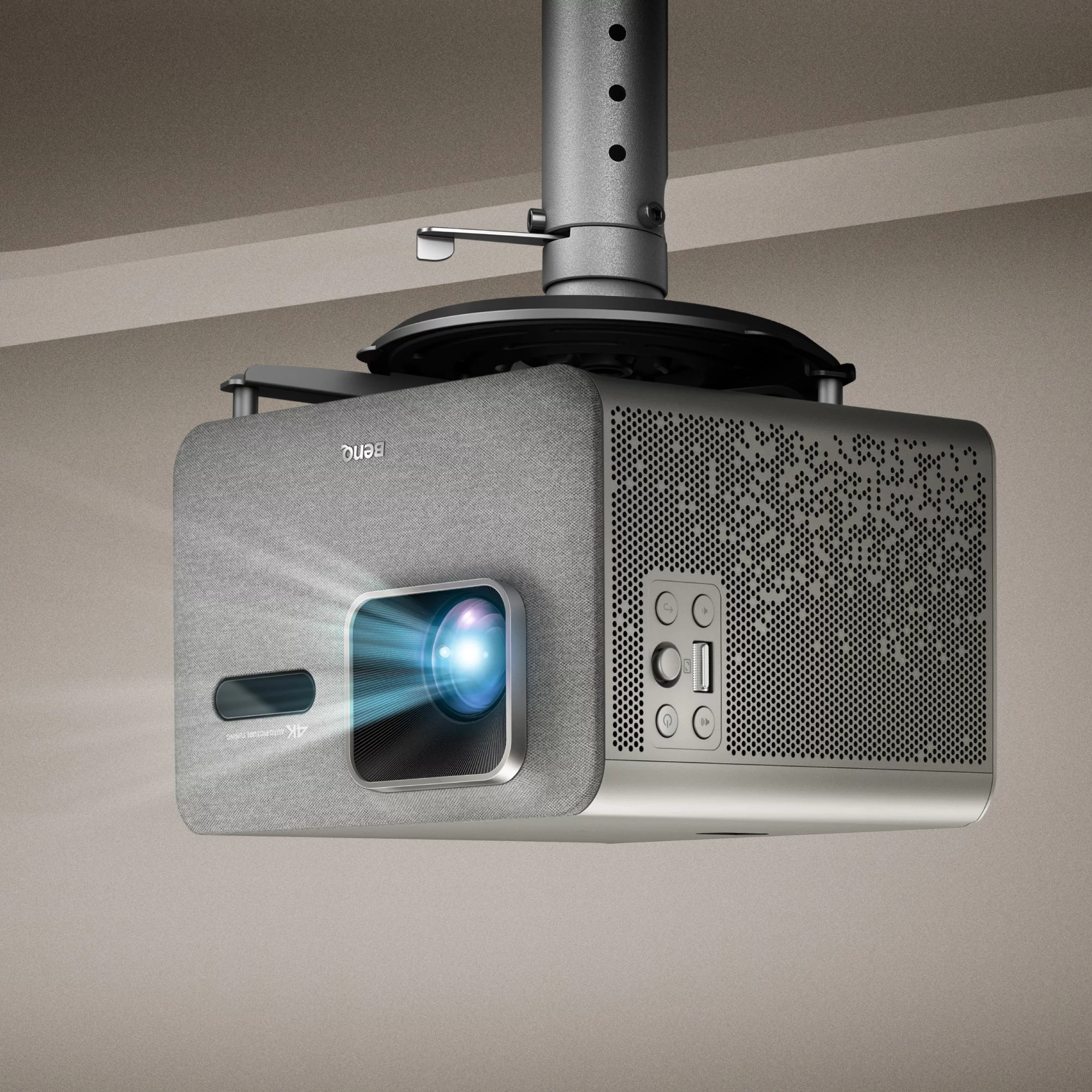 Un projecteur gris avec une lentille bleue est monté au plafond.