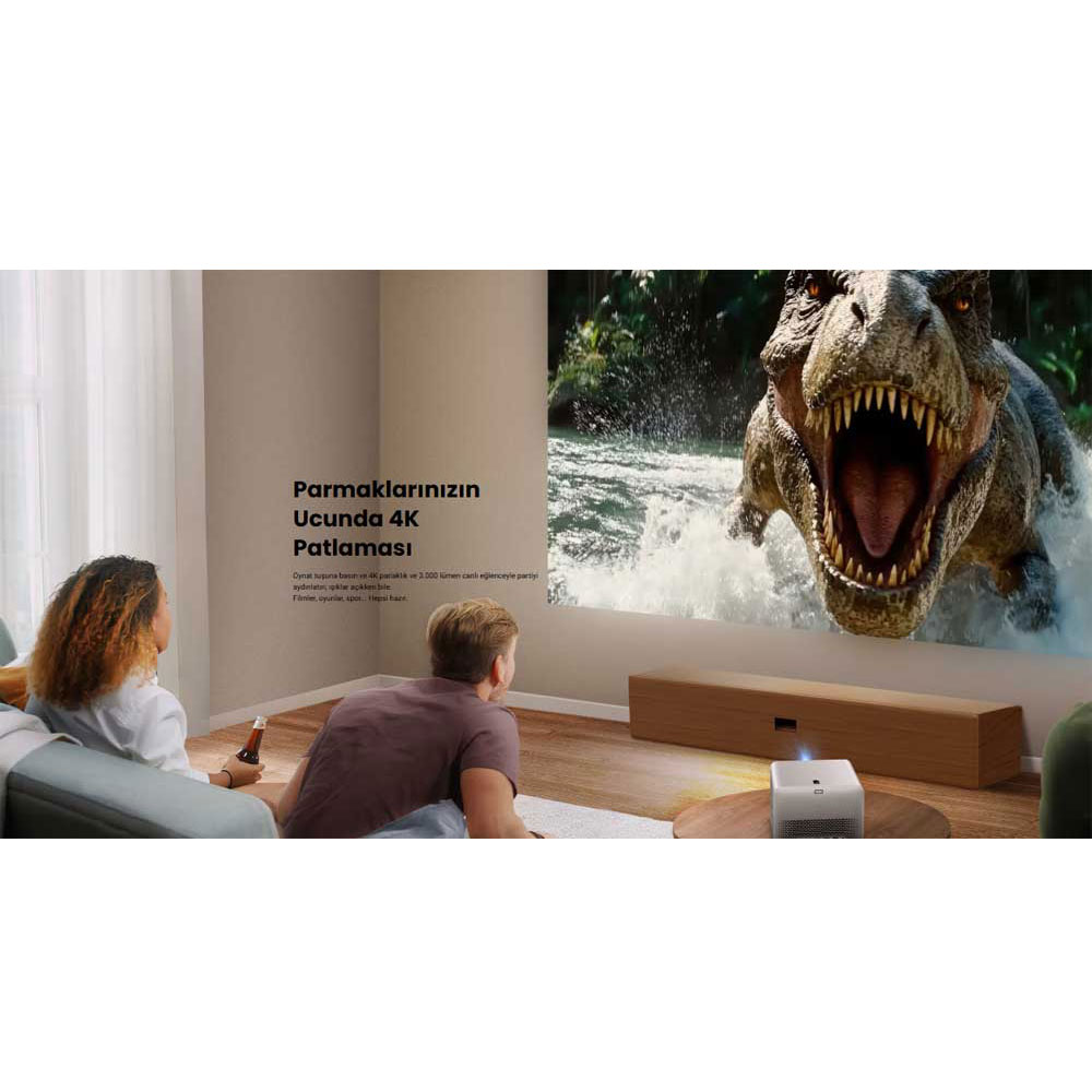 Un couple regarde un film de dinosaures projeté sur un mur. Un projecteur est sur une table. Texte sur le mur indique 'explosion 4K'.