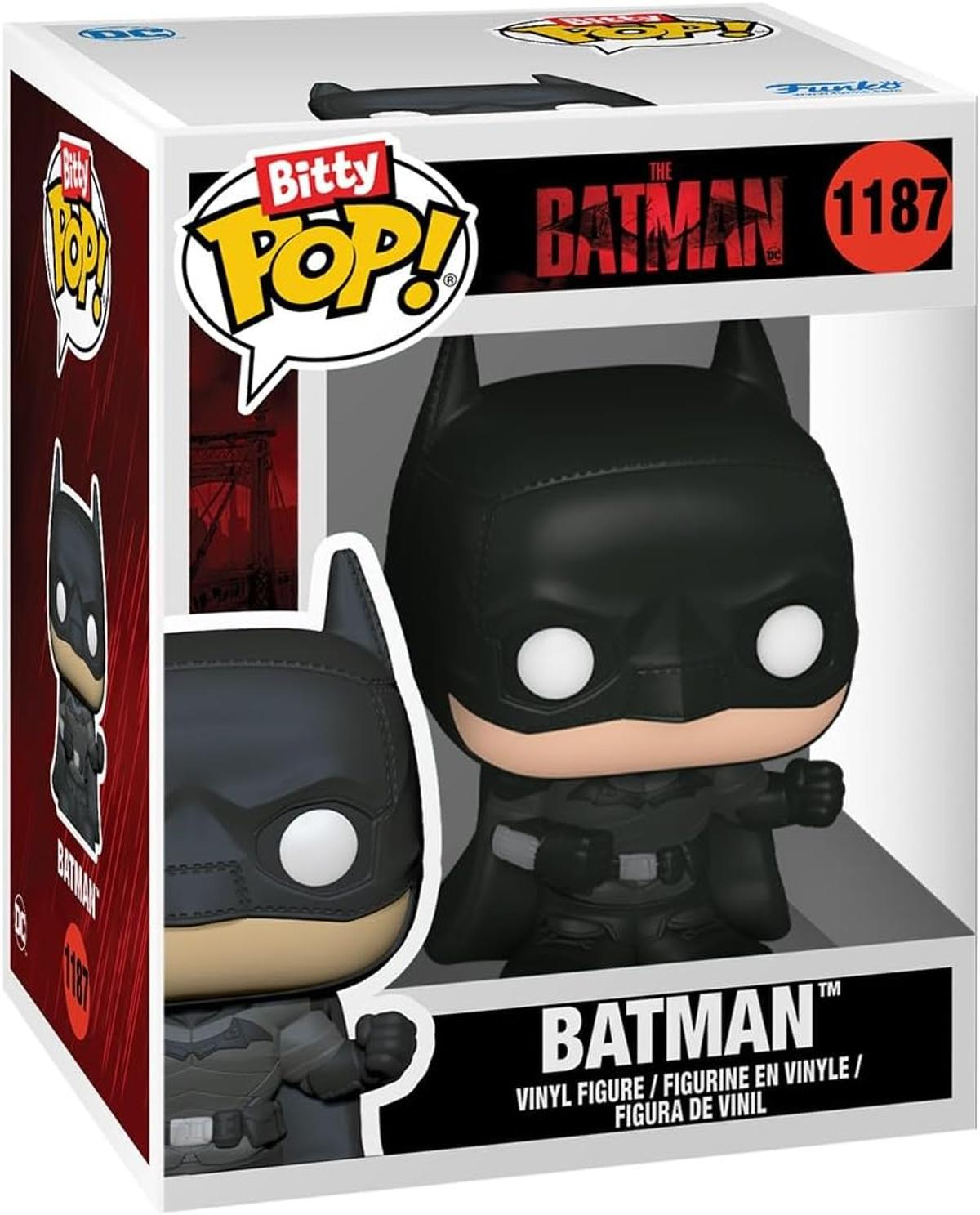 Una figura di Batman Bitty Pop in una scatola espositiva. La scatola ha loghi e la figura è nera e grigia.