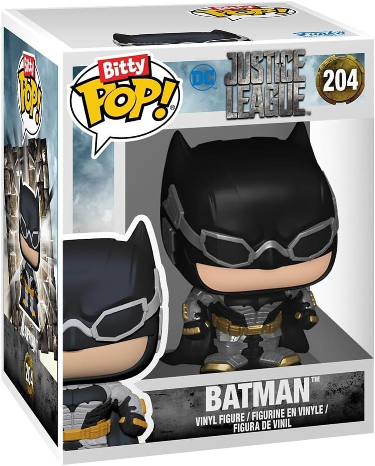 Una figura di Batman Bitty Pop in una scatola espositiva, con il logo Justice League e il numero 204. La figura è nera e grigia.