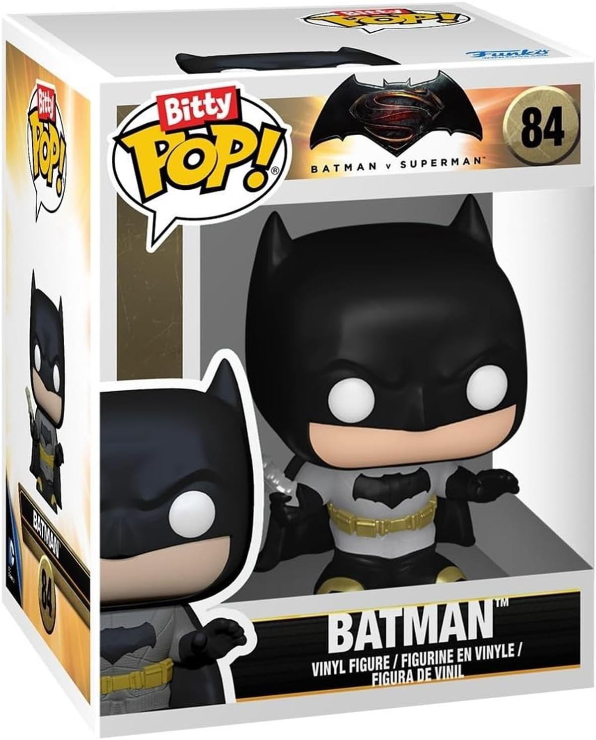 Una figura di Batman Bitty Pop! dentro una scatola. La figura è nera e grigia. La scatola ha il marchio Batman v Superman.