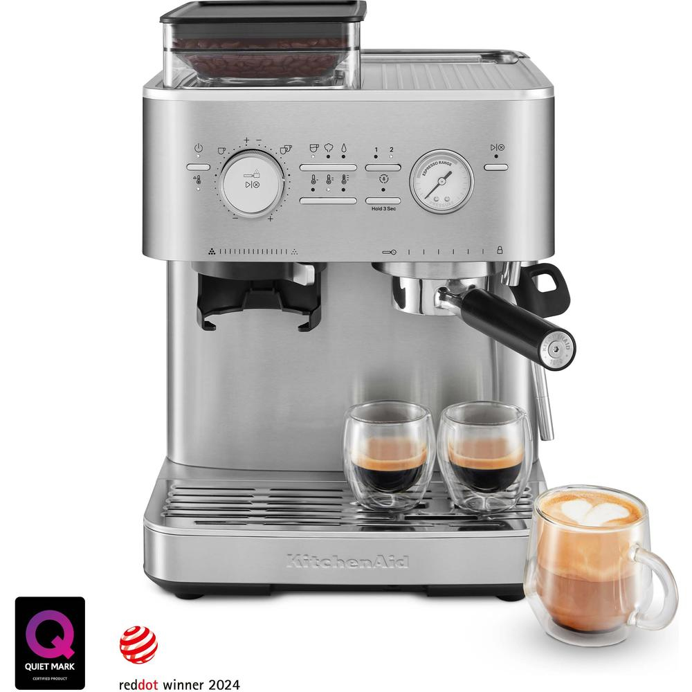 Espressomaschine aus Edelstahl mit Kaffeebohnen, zwei Espresso-Shots und einem Latte. Marke KitchenAid.