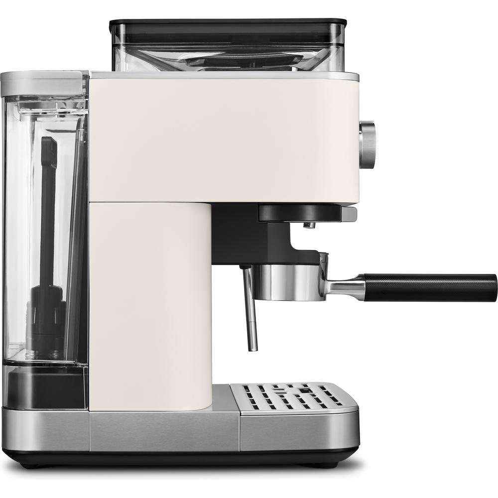 Een crèmekleurige espressomachine met een zwarte handgreep, een transparant waterreservoir en een roestvrijstalen basis.