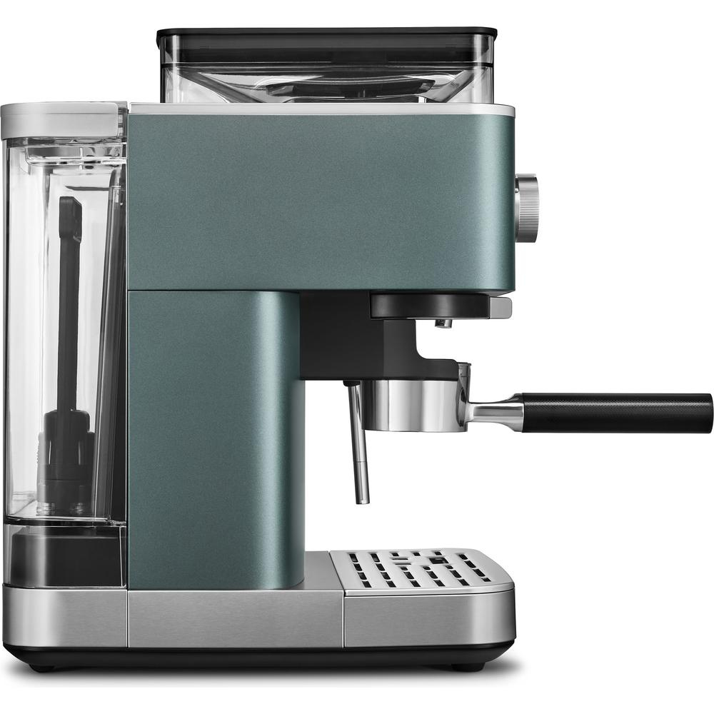 Eine türkisfarbene Espressomaschine. Sie hat einen Wassertank, eine Mühle und einen Siebträger. Der Sockel ist silberfarben, der Griff schwarz.