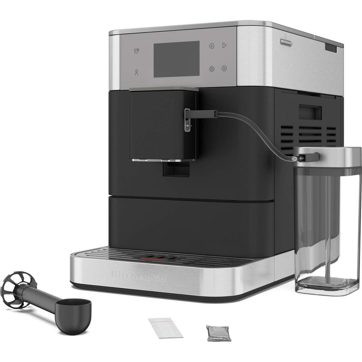 Siyah ve gümüş renkli bir KitchenAid espresso makinesi, aksesuarlarla: bir kepçe, filtreler ve bir su kabı.