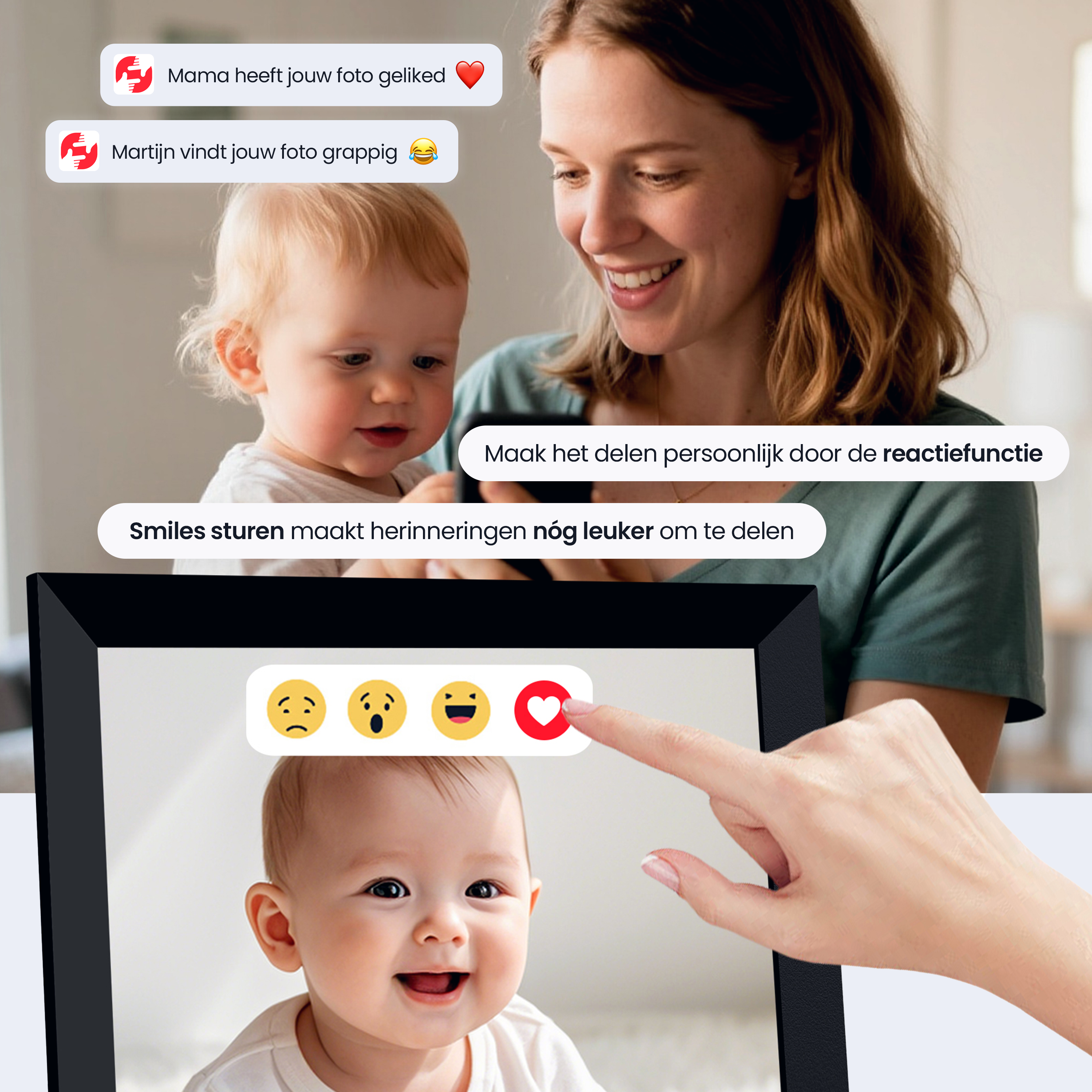 Vrouw en baby kijken naar een telefoon met reacties.