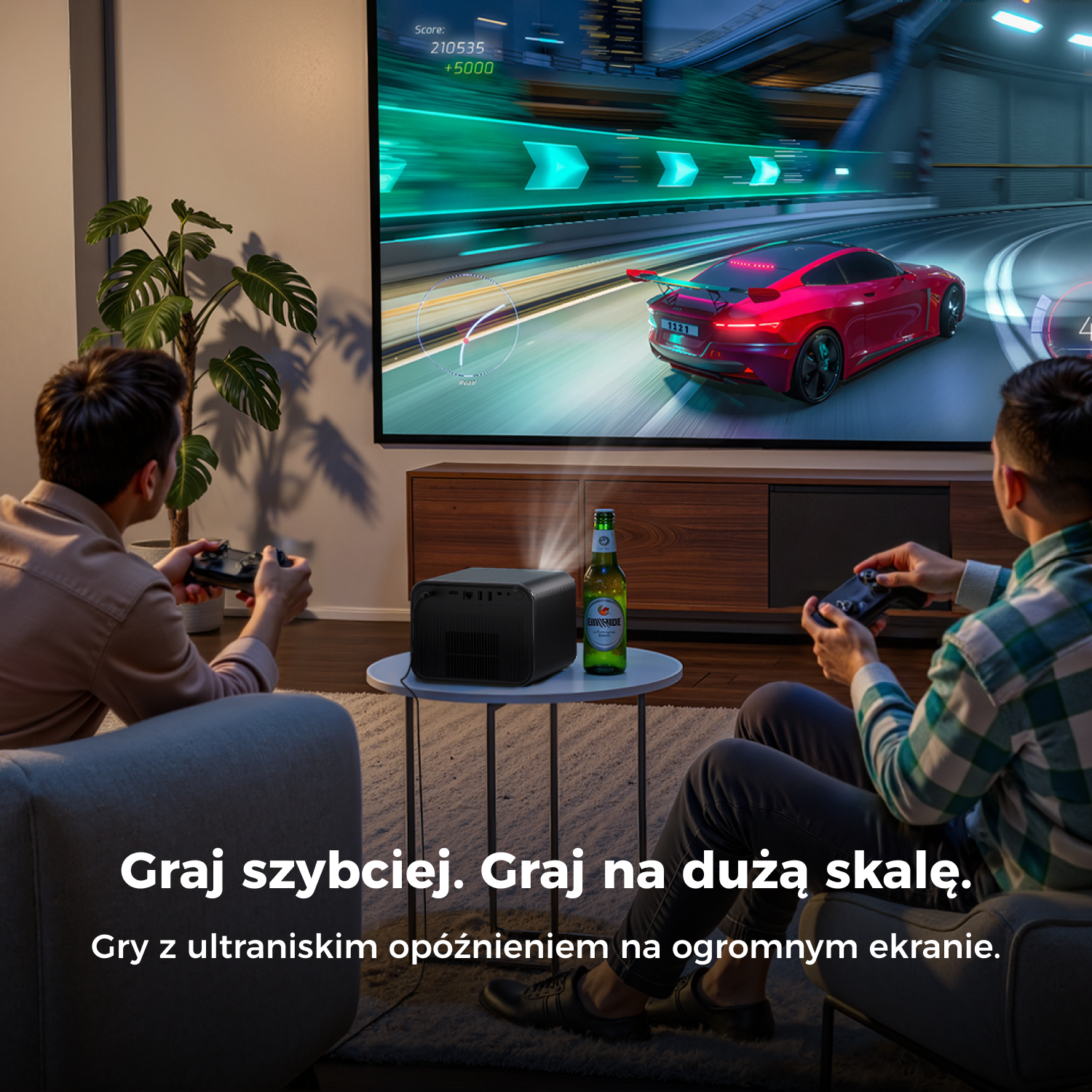 Dwie osoby grają w wyścigi na dużym ekranie, jedna z piwem.