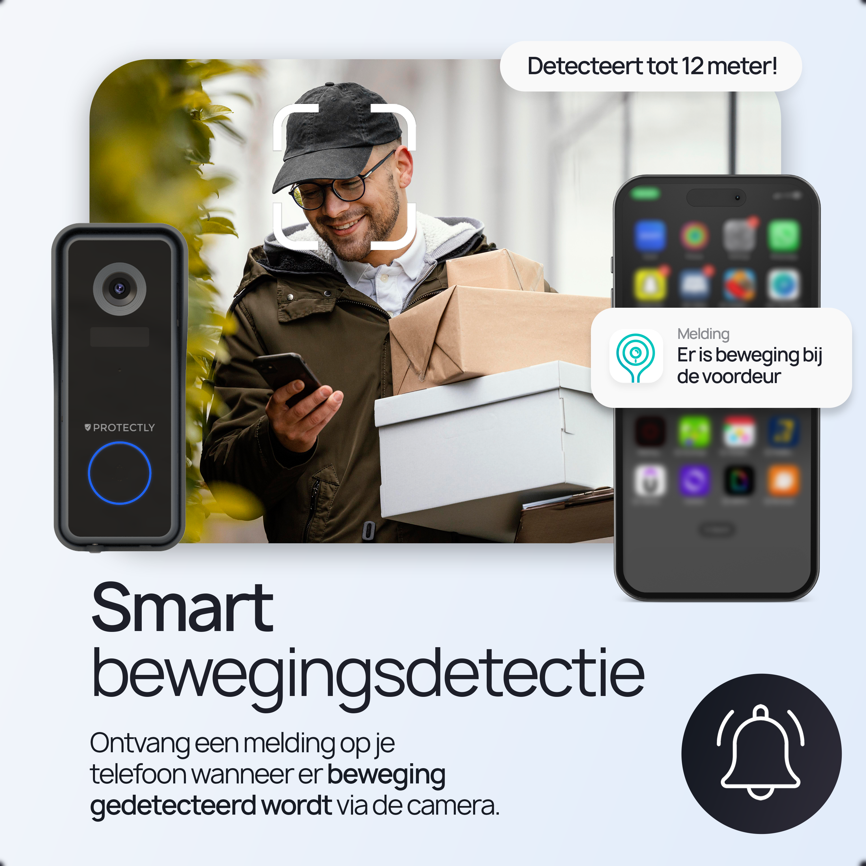 Man met pakketten kijkt naar smartphone, deurbelcamera en melding.