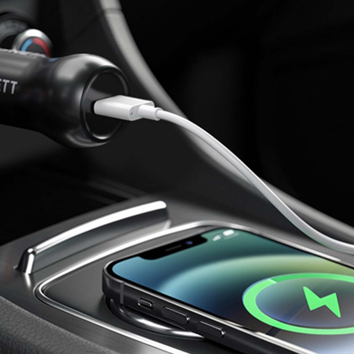 Un telefono in carica in auto tramite cavo USB da un caricatore auto.