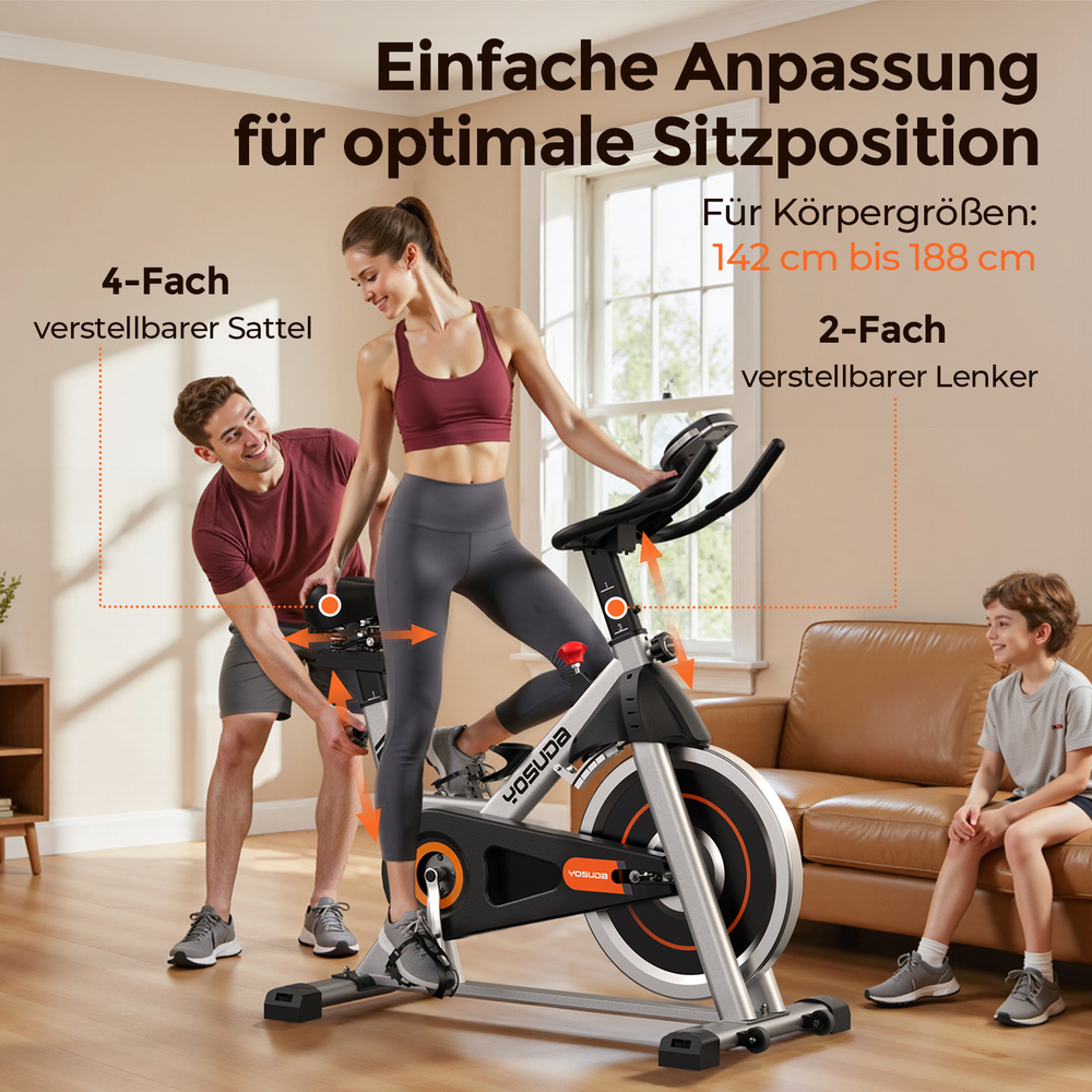 Mann passt Heimtrainer an, während Frau fährt. Junge schaut zu. Text betont verstellbaren Sattel/Lenker.