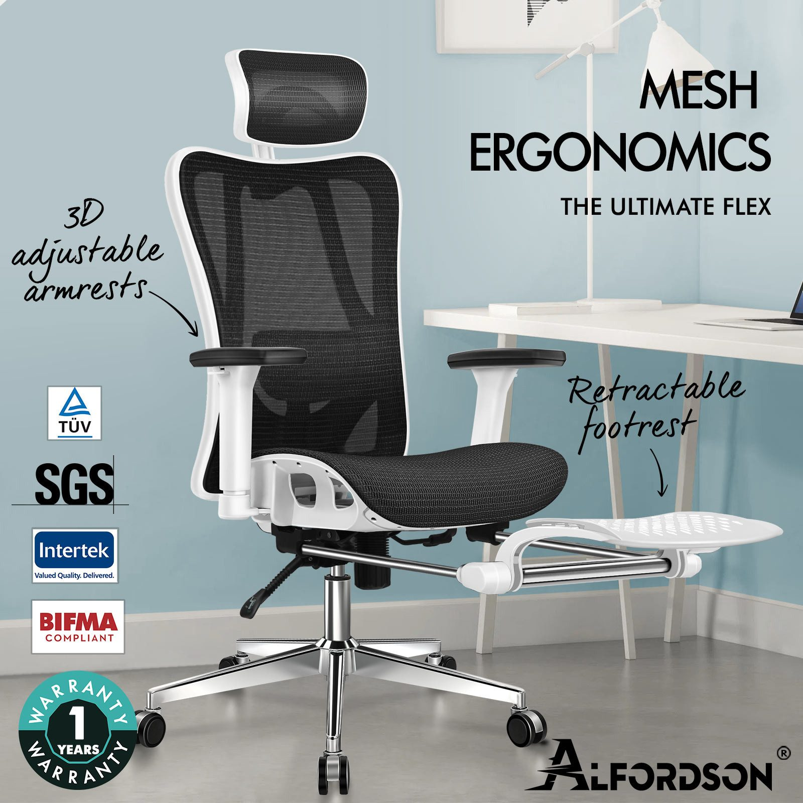 Ergonomischer Bürostuhl aus Netzgewebe mit verstellbaren Armlehnen und ausziehbarer Fußstütze.
