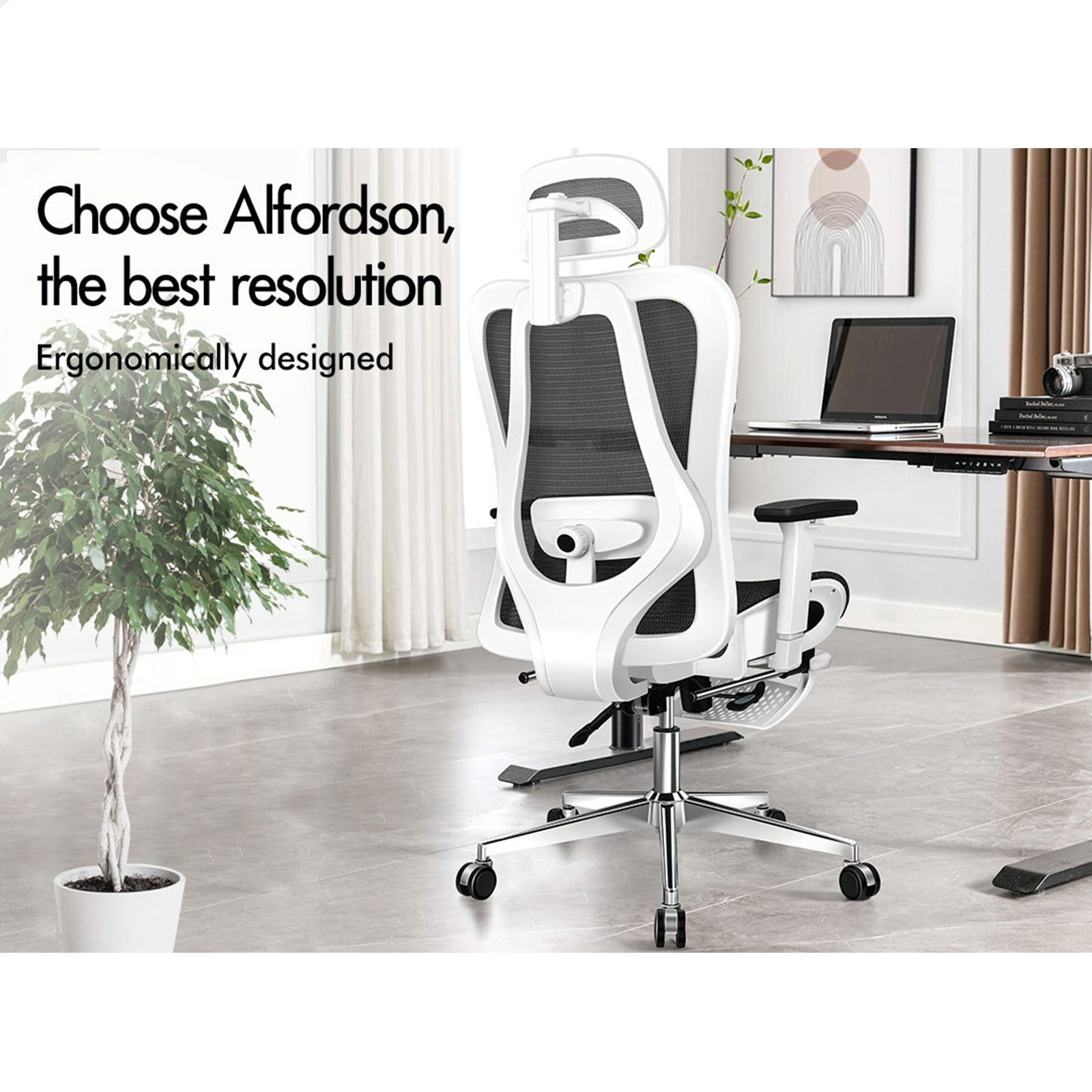 Weißer ergonomischer Bürostuhl mit Netzrücken, Laptop auf Schreibtisch, Pflanze.