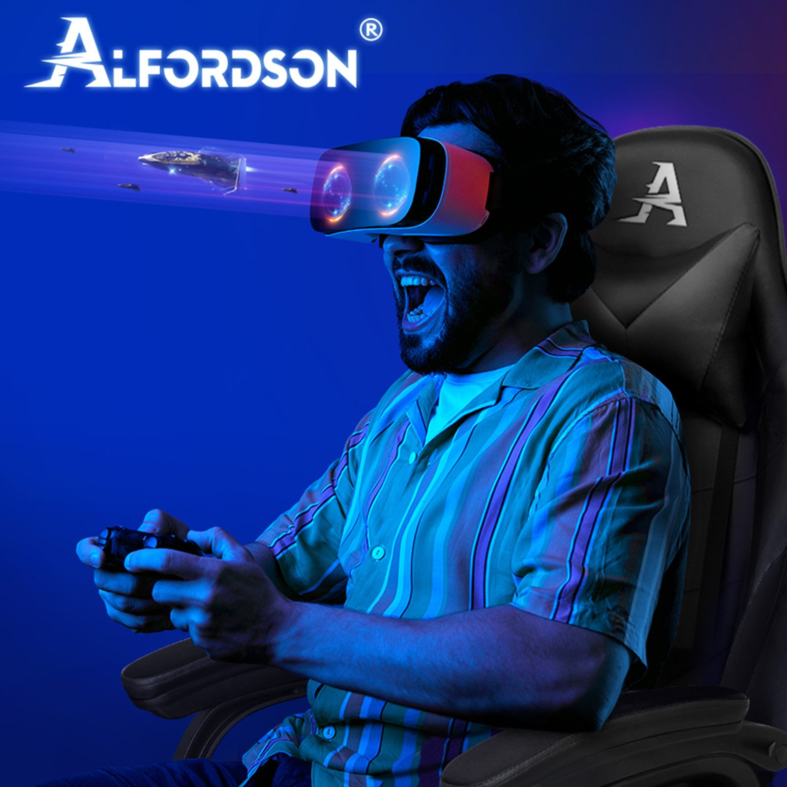 Mann in VR-Brille spielt Videospiel, hält Controller, sitzt im Gaming-Stuhl.