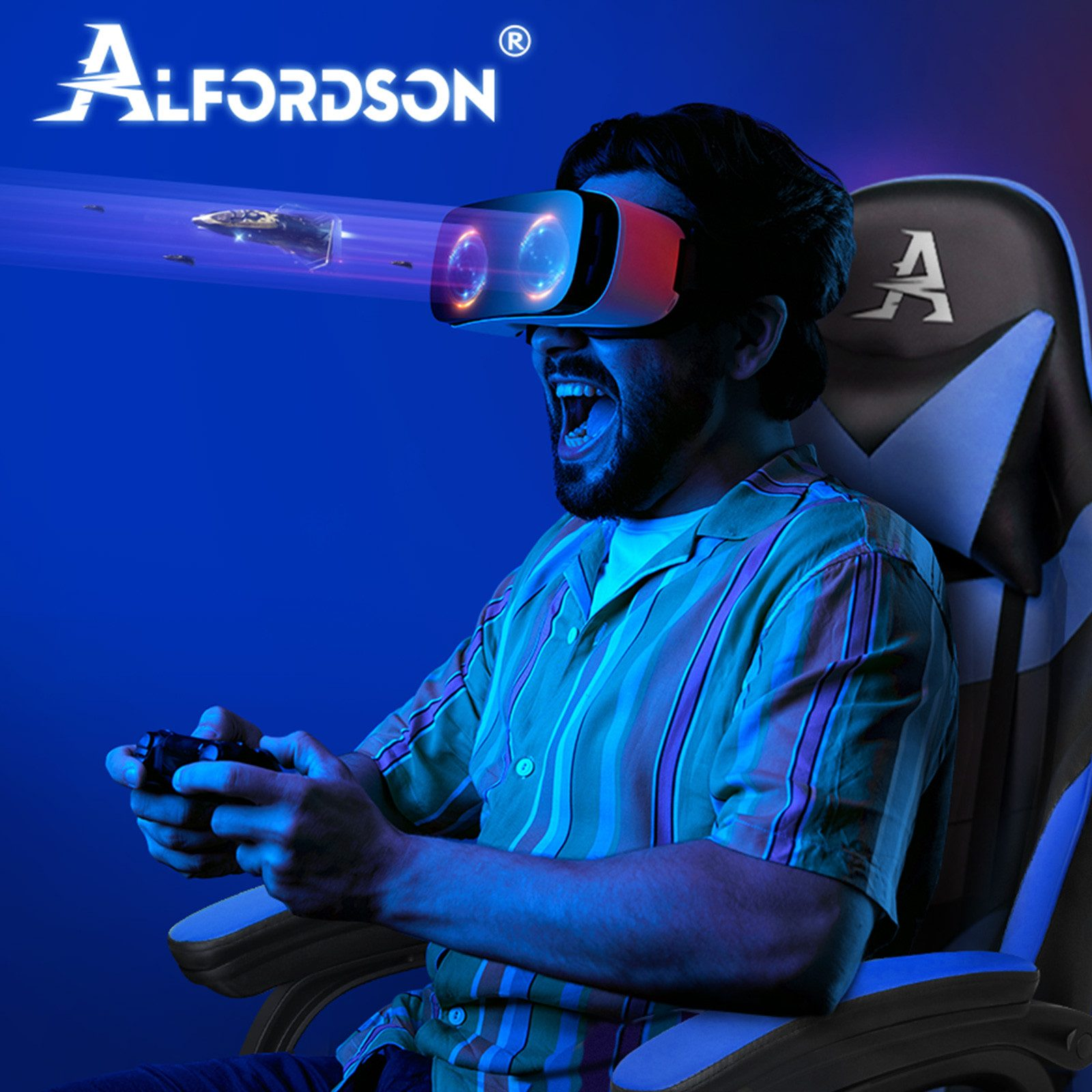 Mann in VR-Headset spielt Spiel, Raumschiff erscheint auf Bildschirm. Alfordson-Logo sichtbar.
